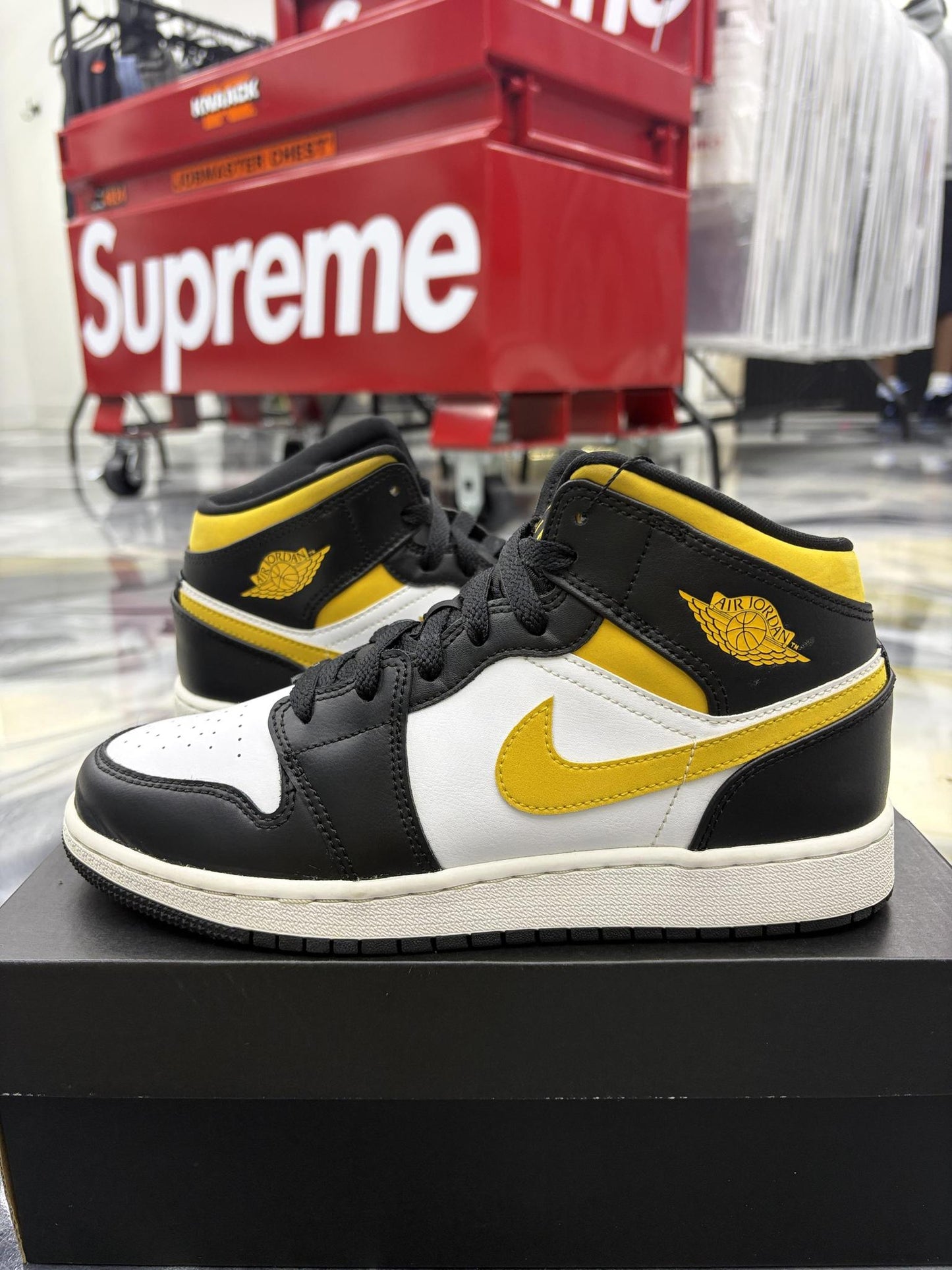 Jordan 1 Mid "Pollen" Used Size 6Y/7.5W