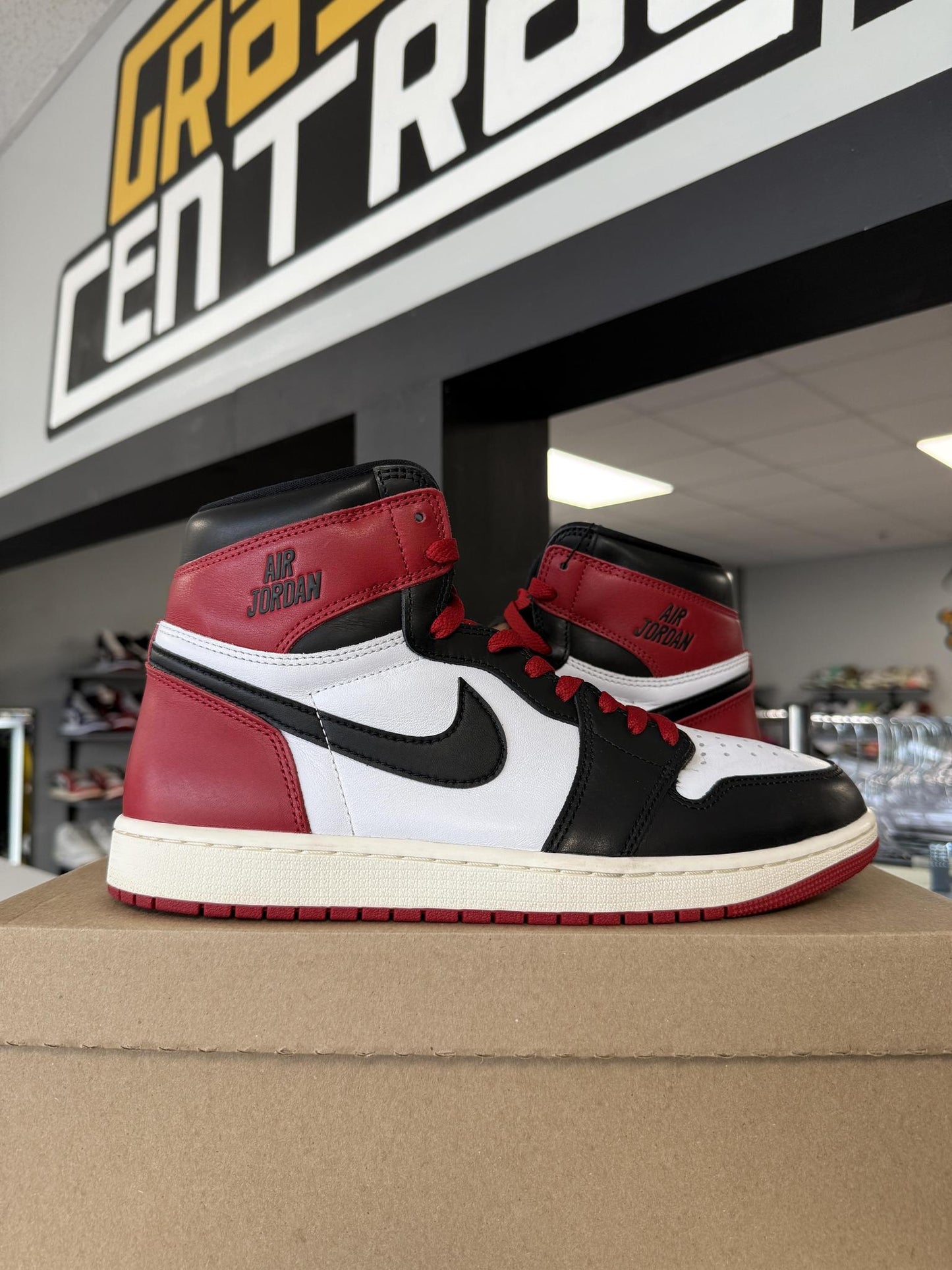 Jordan 1 "Black Toe Reimagined" Used Size 11