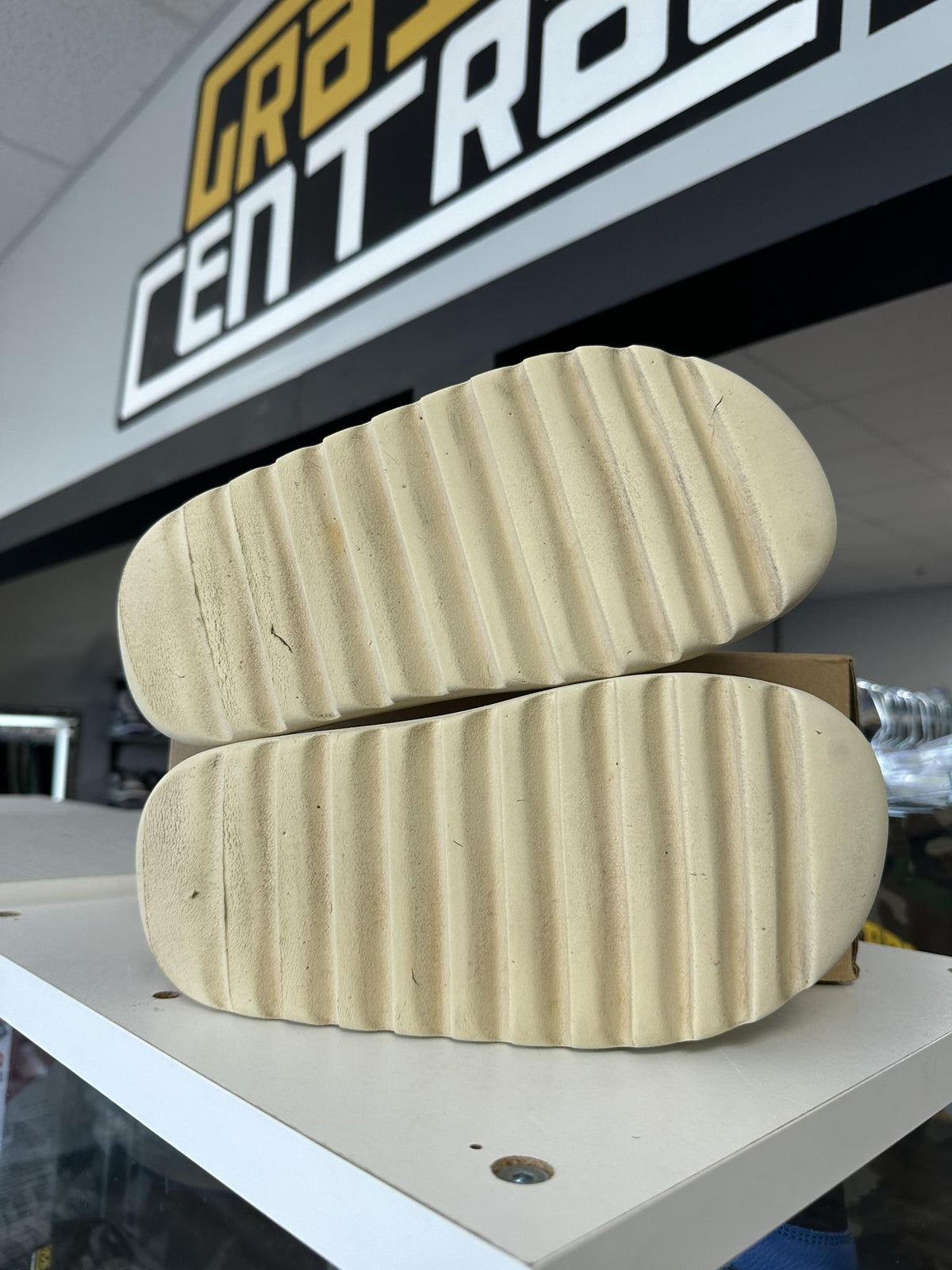 Yeezy Slide "Bone" Used Size 8