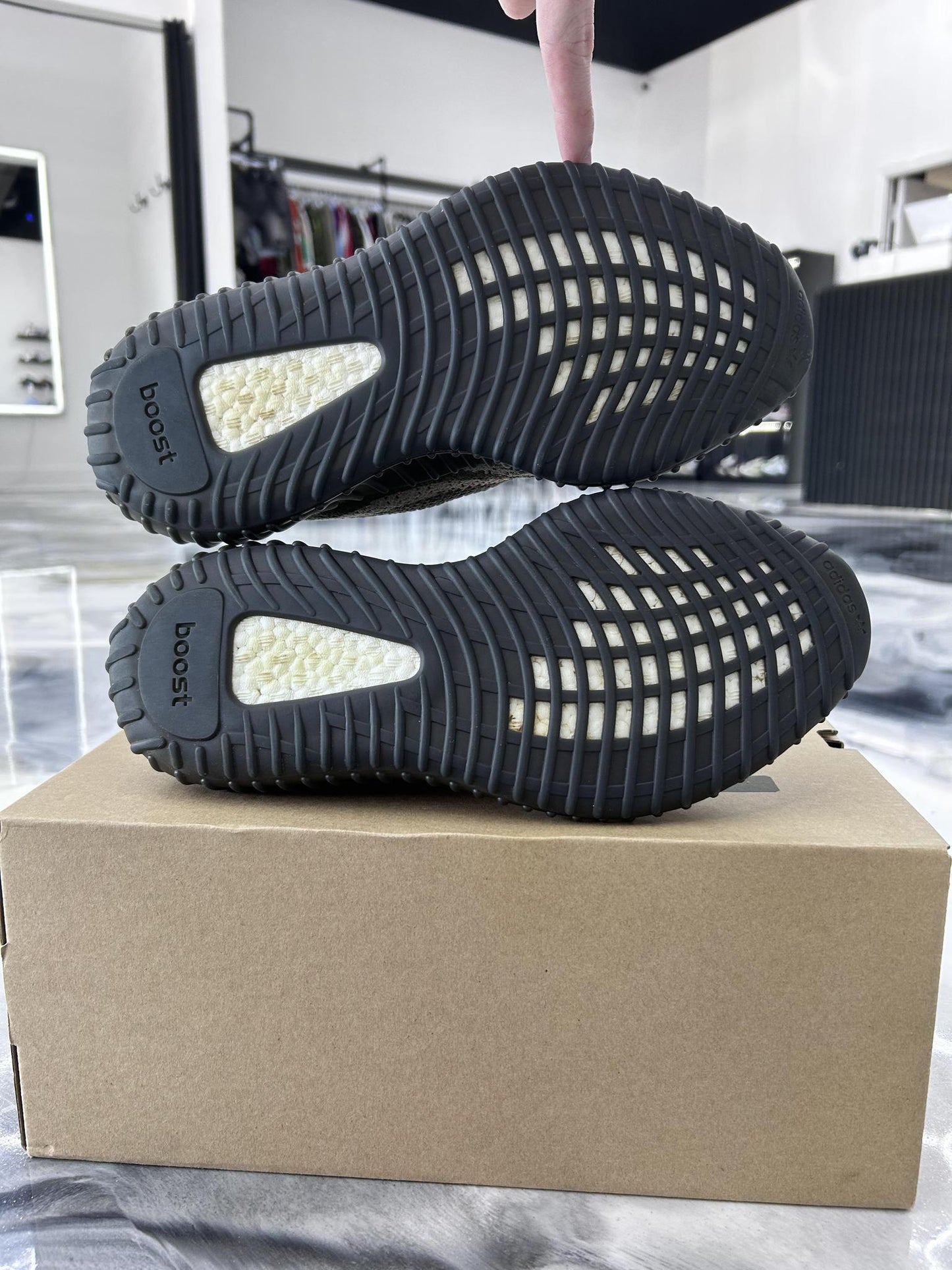 Yeezy 350 V2 "Carbon Beluga" Used Size 9