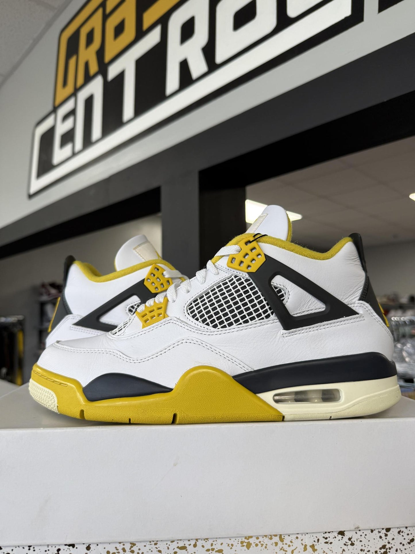 Jordan 4 "Vivid Sulfur" Used Size 10.5