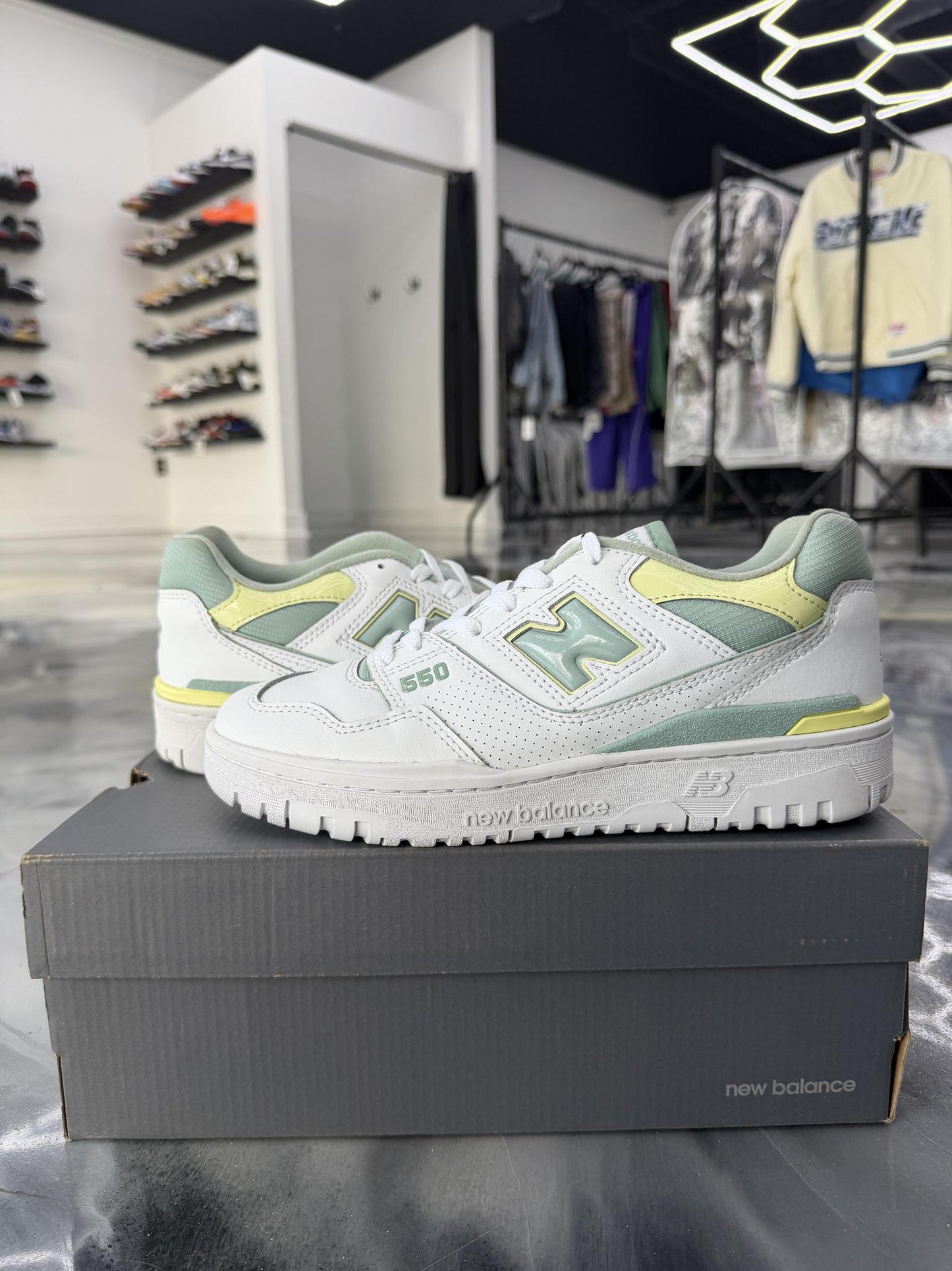 New Balance 550 "White Green" Size 7Y/8.5W