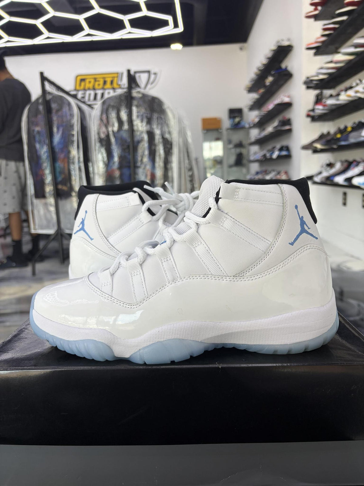 Jordan 11 "Legend Blue" Used Size 9