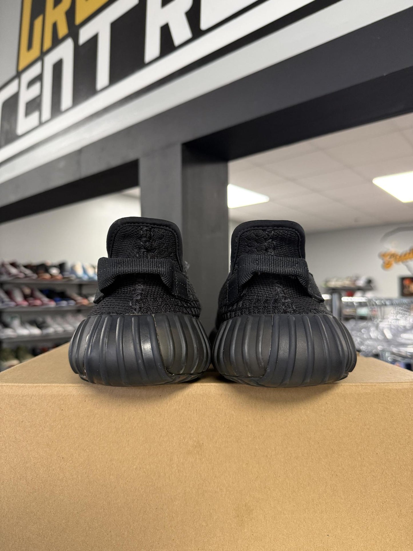 Yeezy 350 "Onyx" Used Size 8.5