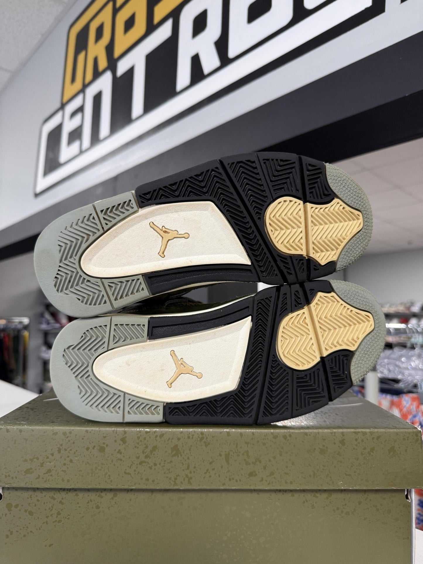 Jordan 4 Craft Olive Used Size 6Y/7.5W