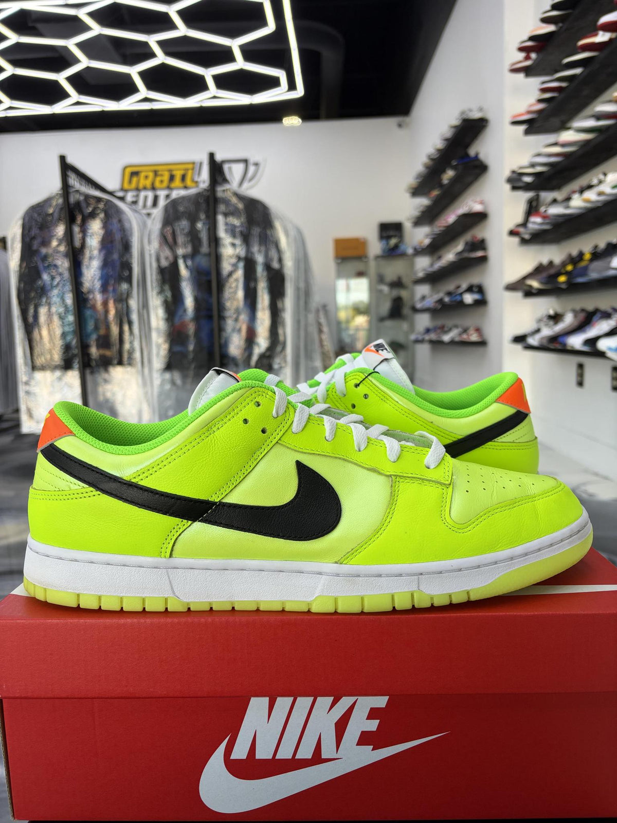 Dunk Low "Splash Volt" Used Size 15