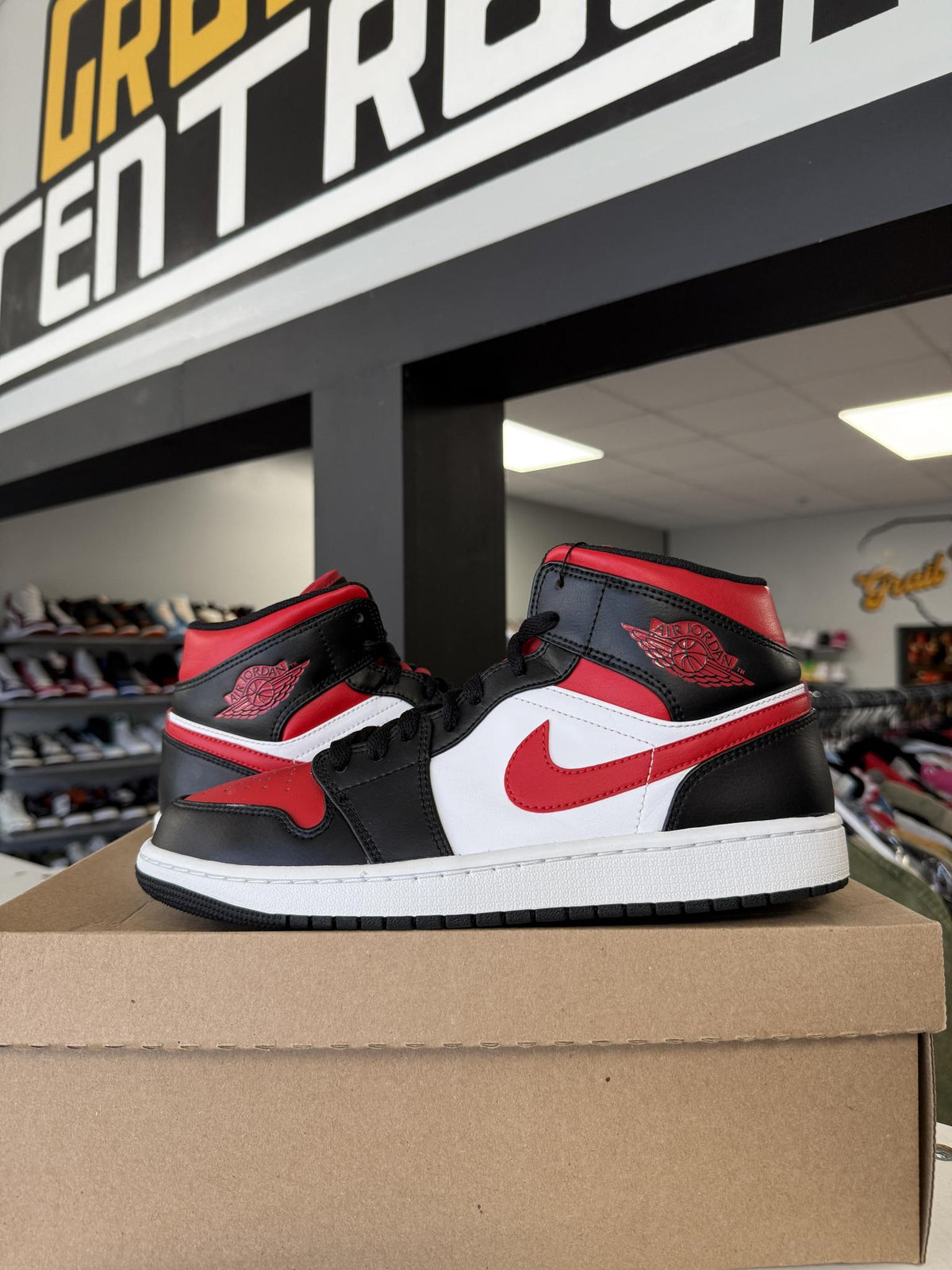Jordan 1 Mid "Varsity Red" Used Size 9.5
