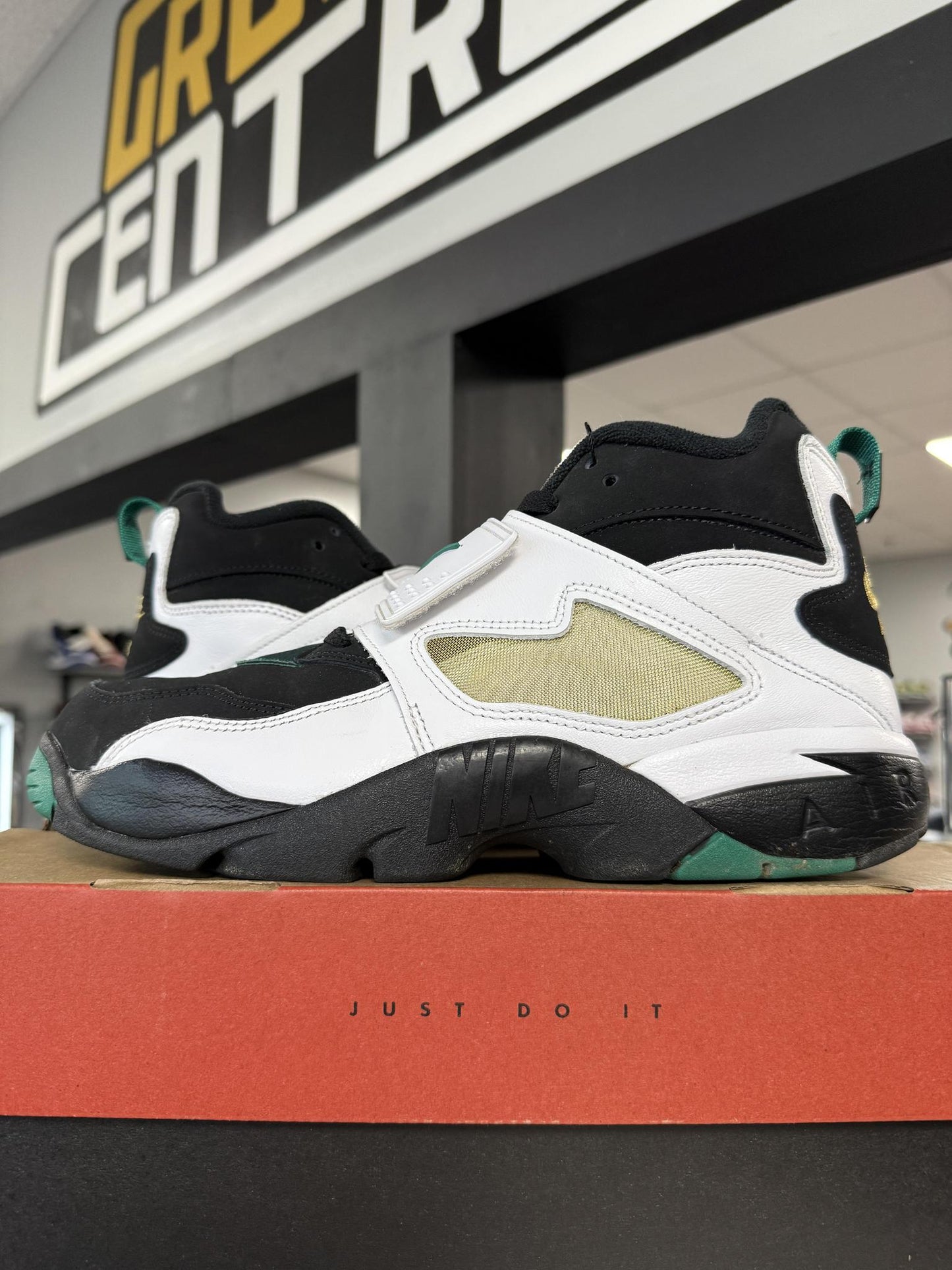 Nike Diamond Turf "Emerald" Used Size 10
