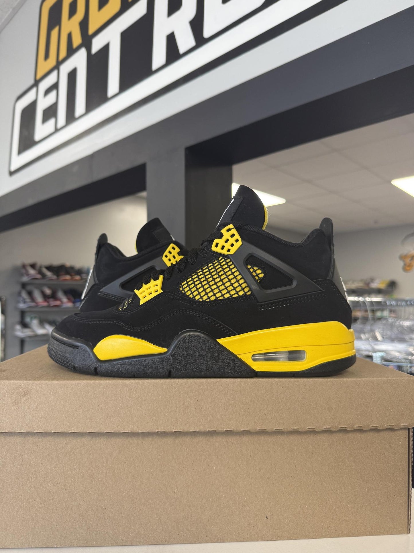 Jordan 4 Thunder Used Size 7Y/8.5W