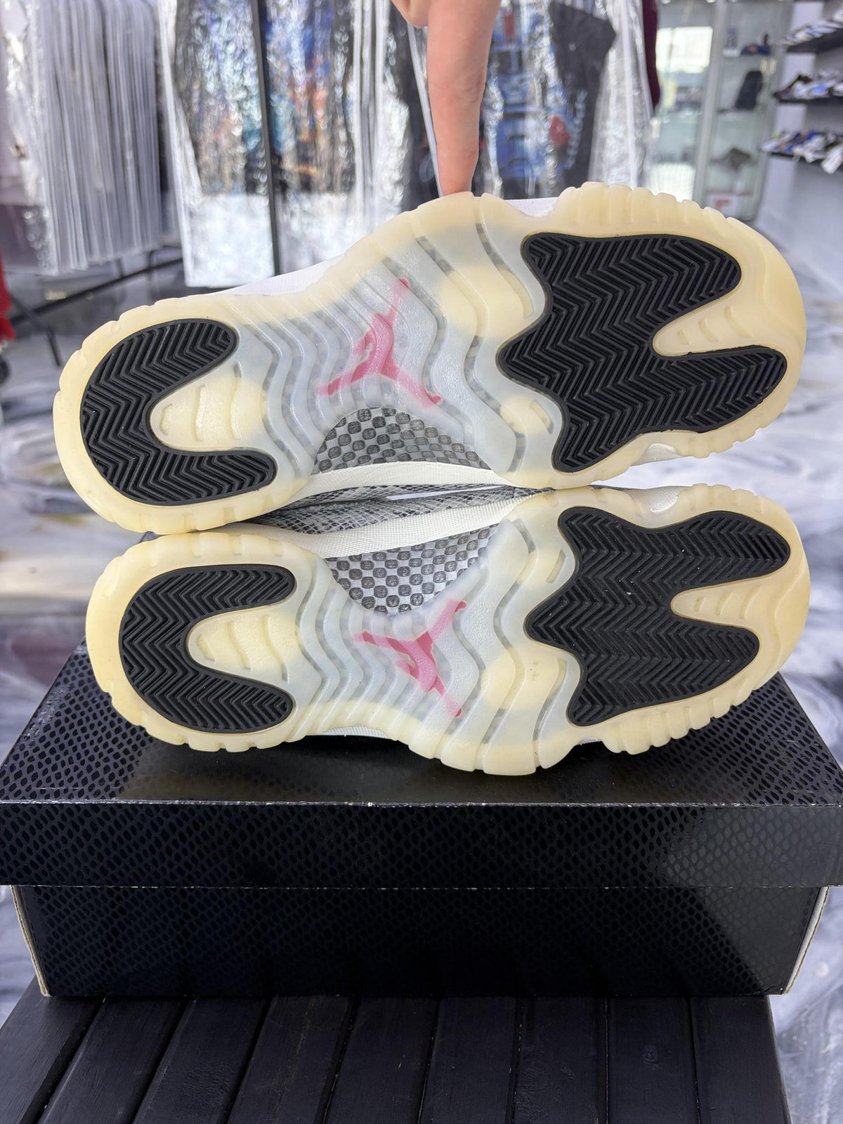 Jordan 11 Low "Snakeskin" Used Size 9