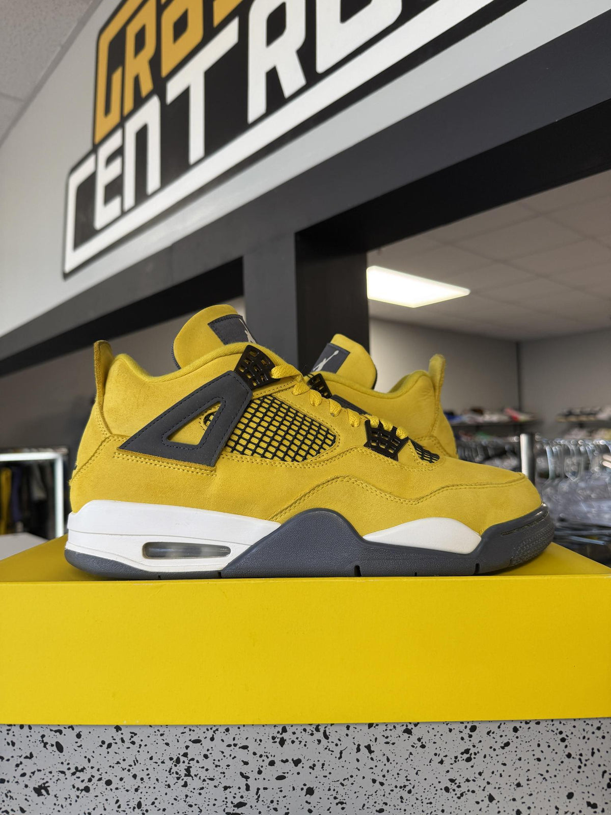 Jordan 4 "Lightning" Used Size 11