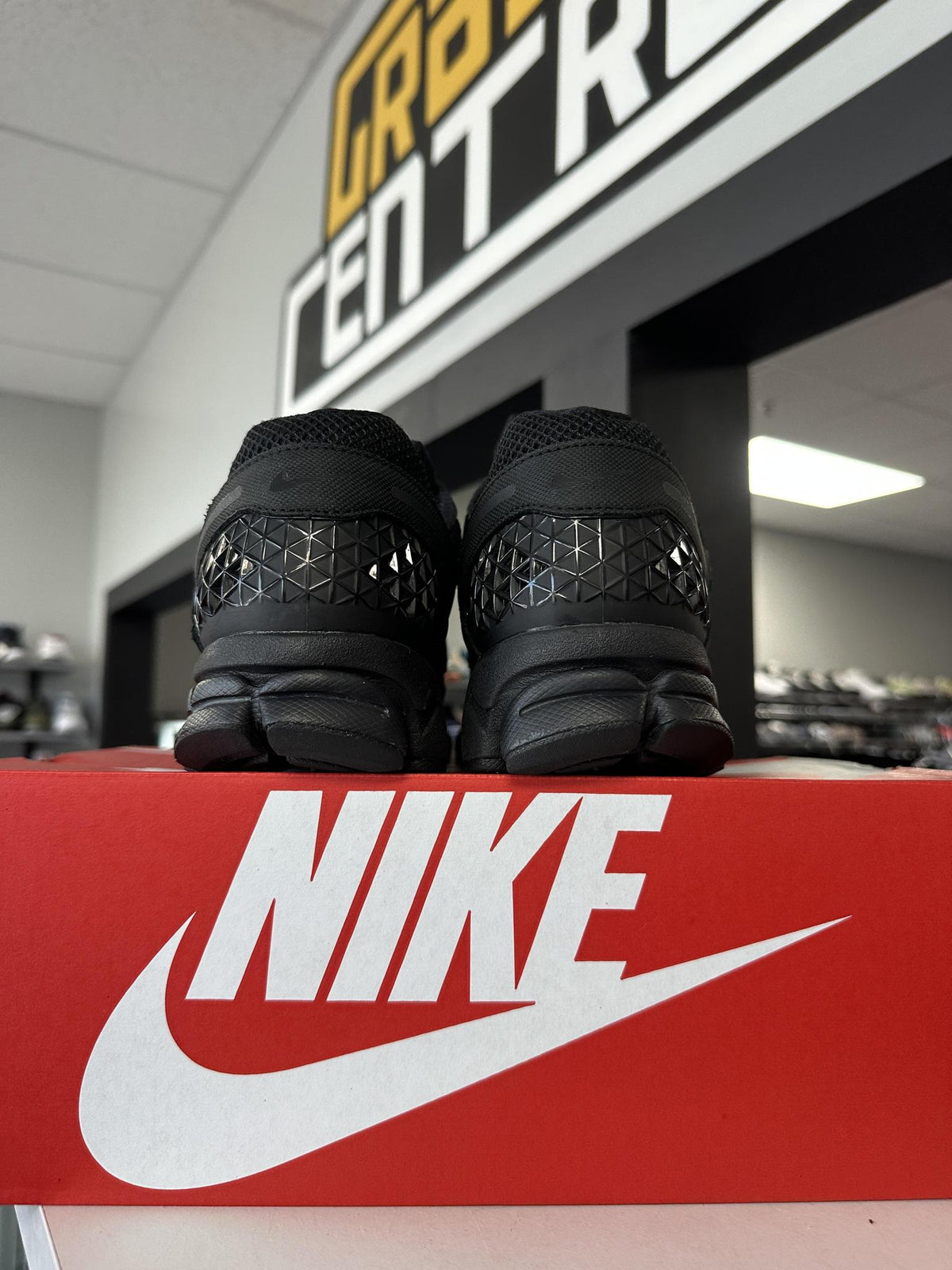 Nike Vomero 5 "Black" Used Size 11.5