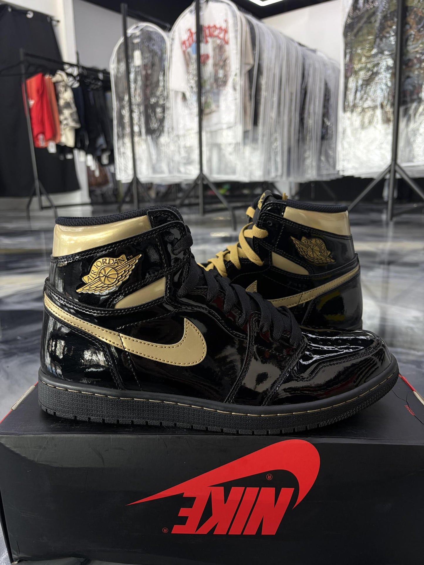 Jordan 1 "Black Metallic Gold" Used Size 10.5