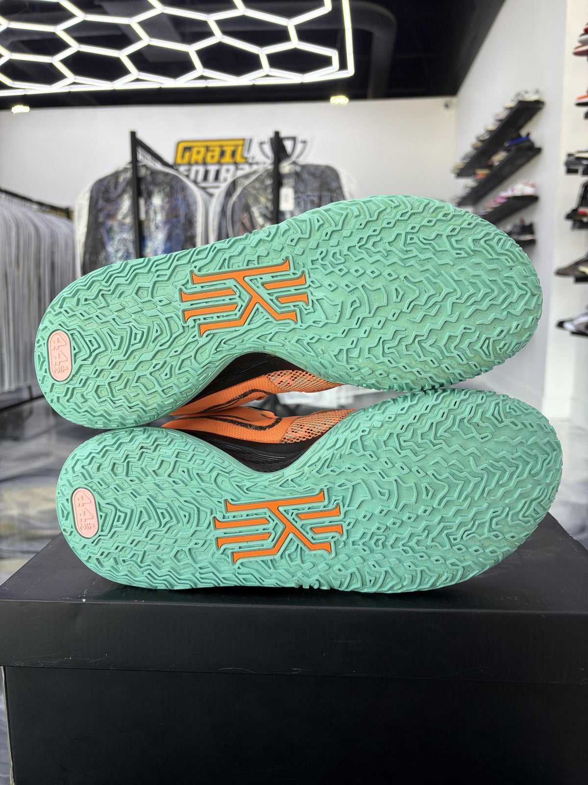 Nike Kyrie 7 "Atomic Orange" Used Size 10.5