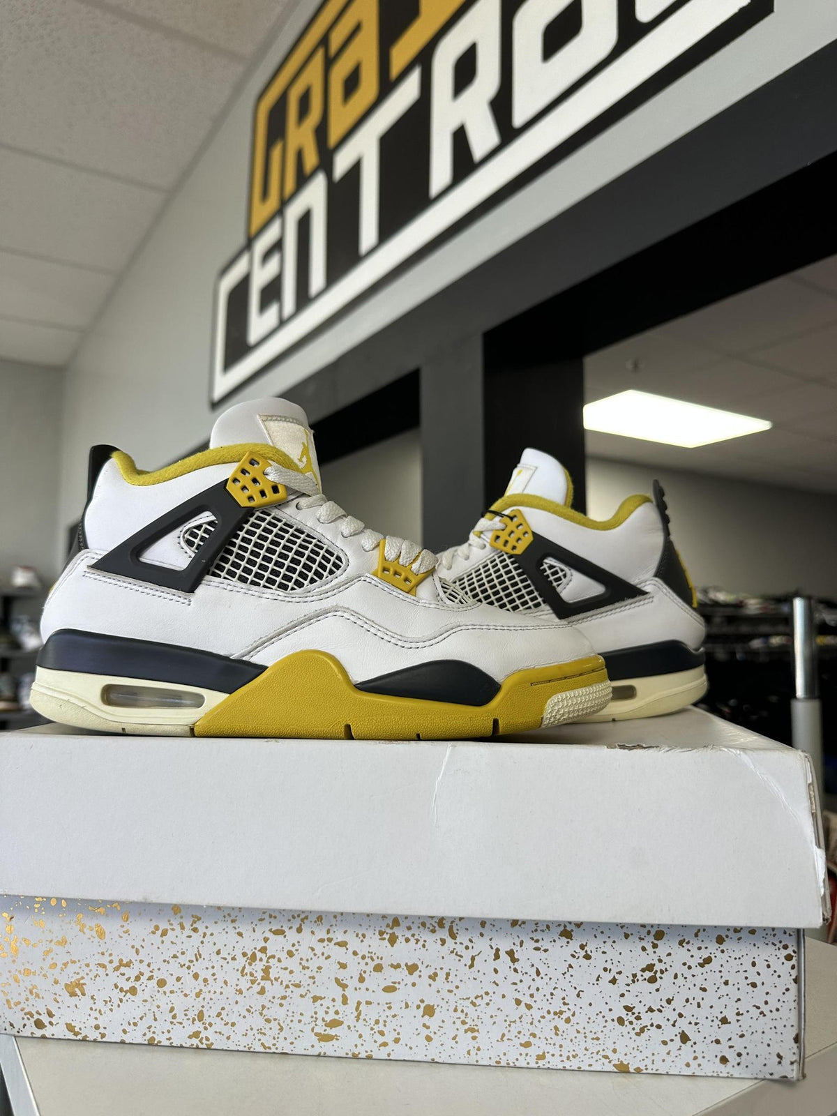 Jordan 4 "Vivid Sulfur" Size 5.5Y/7W Used