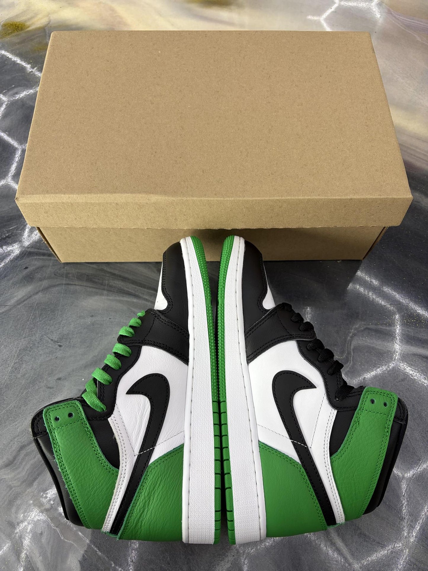 Jordan 1 "Lucky Green" Used Size 6.5Y/8W