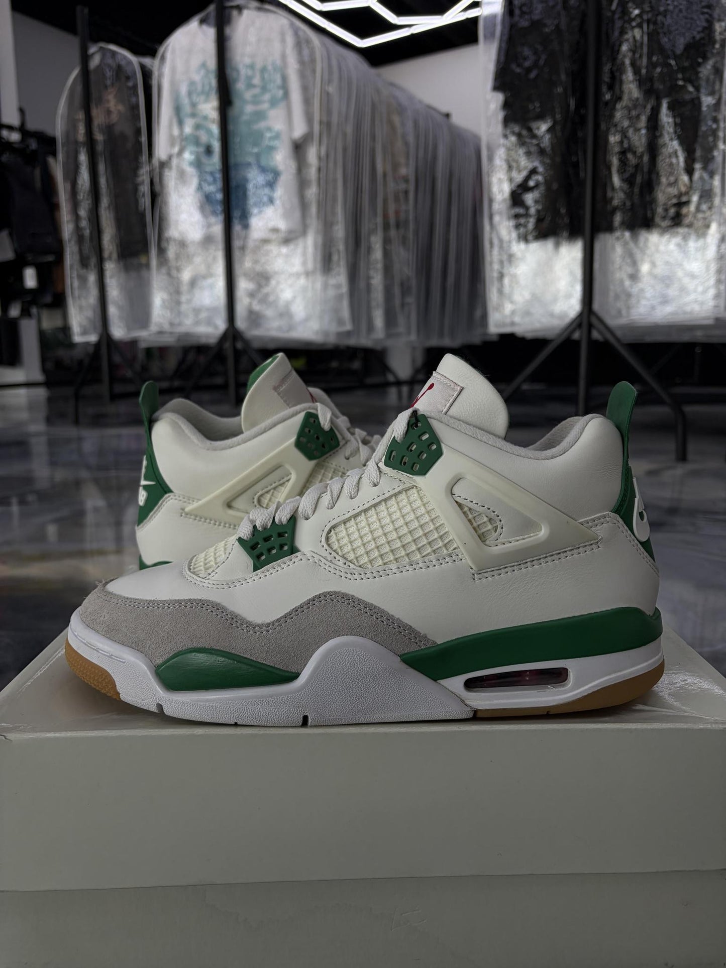 Jordan 4 SB "Pine Green" Used Size 9