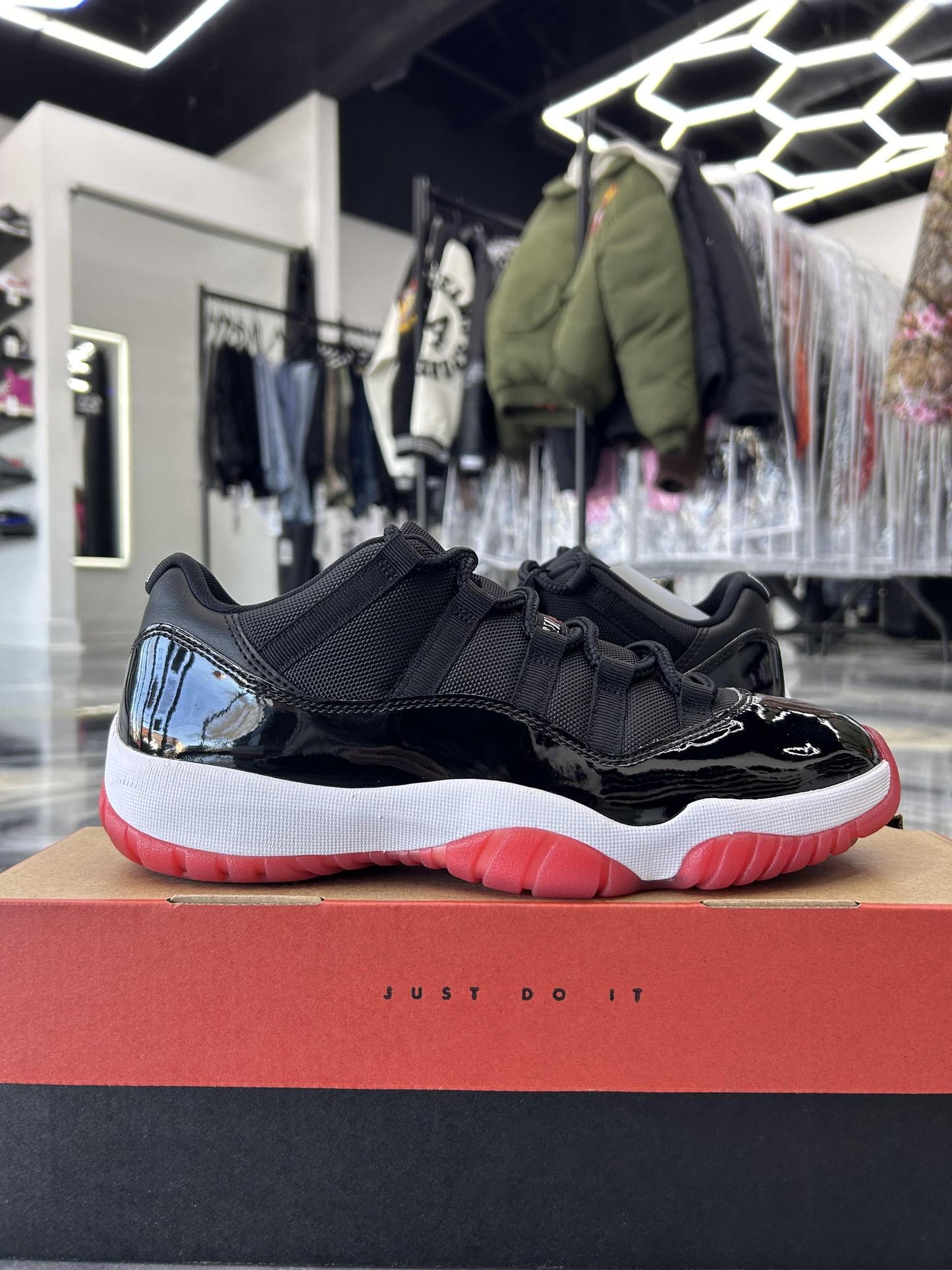 Jordan 11 Low "Bred" Used Size 9.5