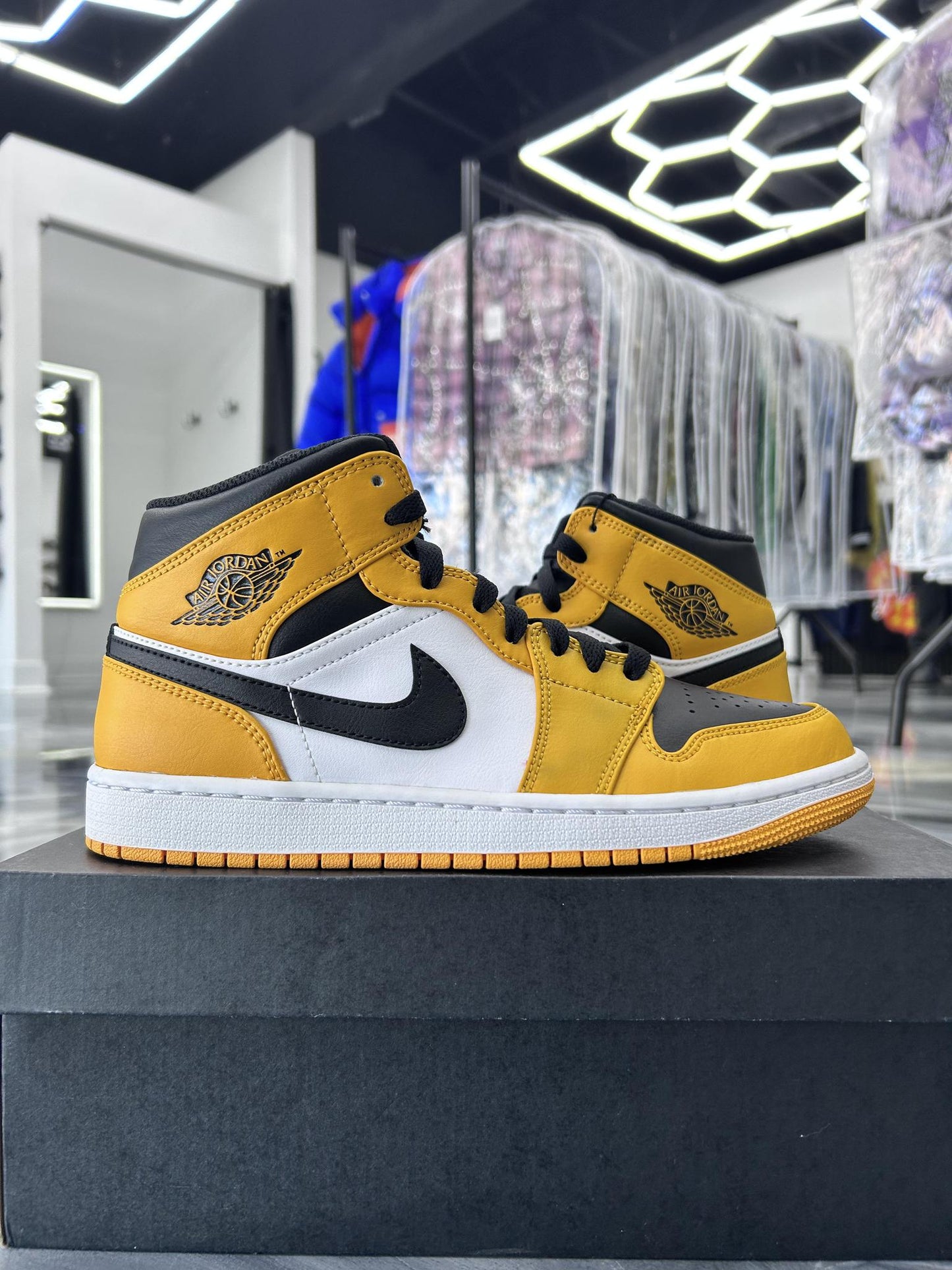Jordan 1 Mid "University Gold" Used Size 8