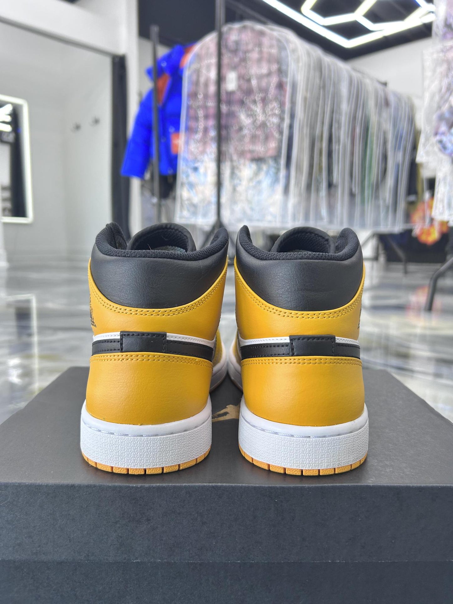 Jordan 1 Mid "University Gold" Used Size 8