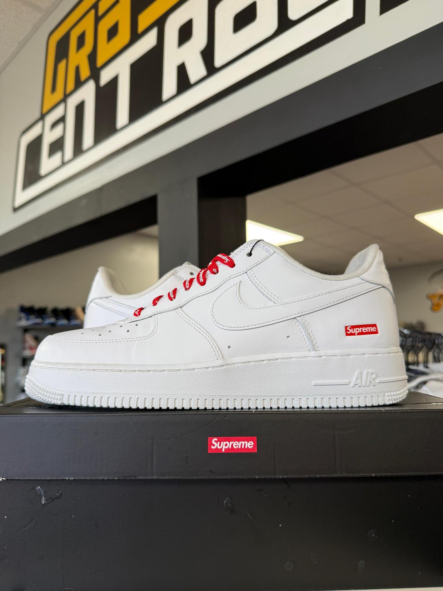 Air Force 1 Low x Supreme "White" Used Size 10