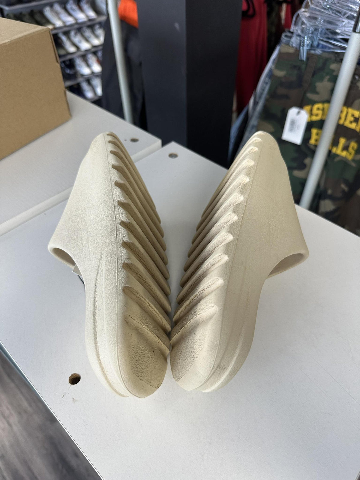 Yeezy Slide "Bone" Used Size 8