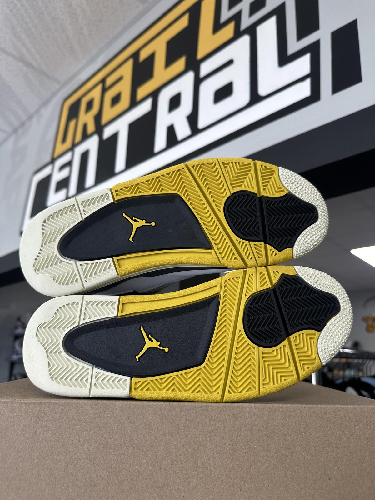 Jordan 4 Vivid Sulfur Used