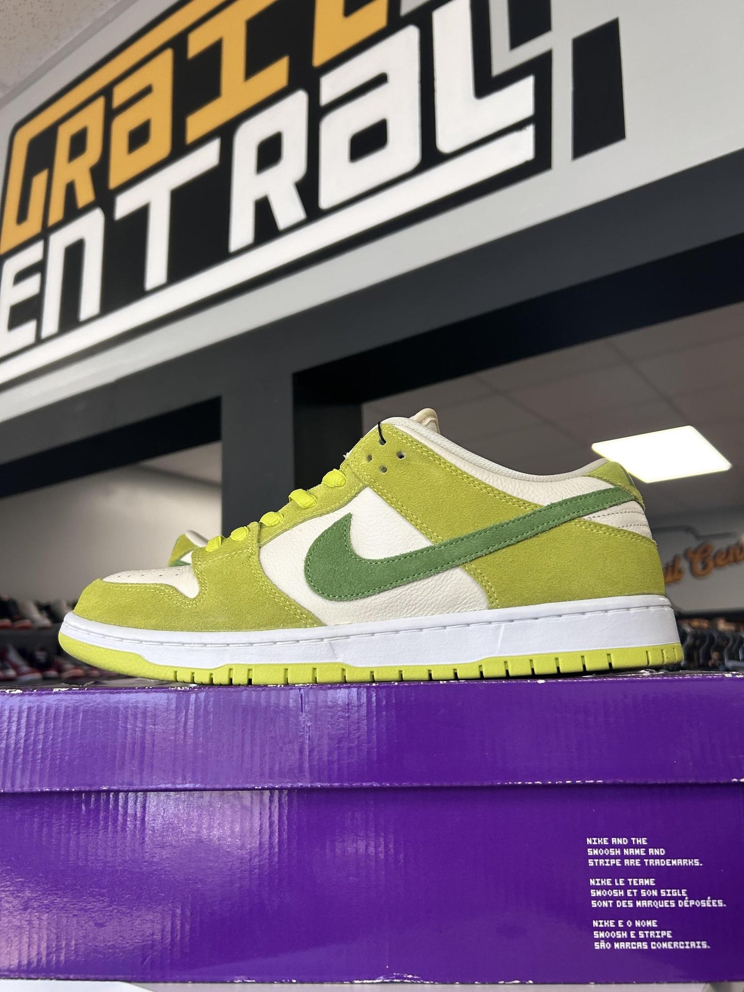 Dunk Low SB "Green Apple" Used Size 11