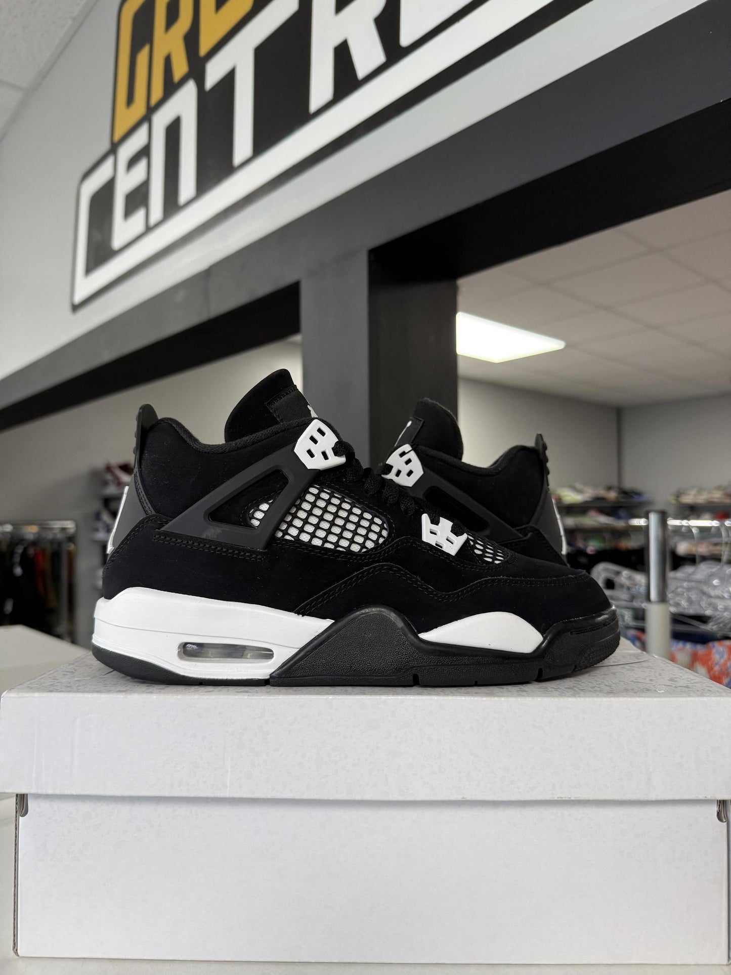 Jordan 4 "White Thunder" Used Size 6.5Y/8W