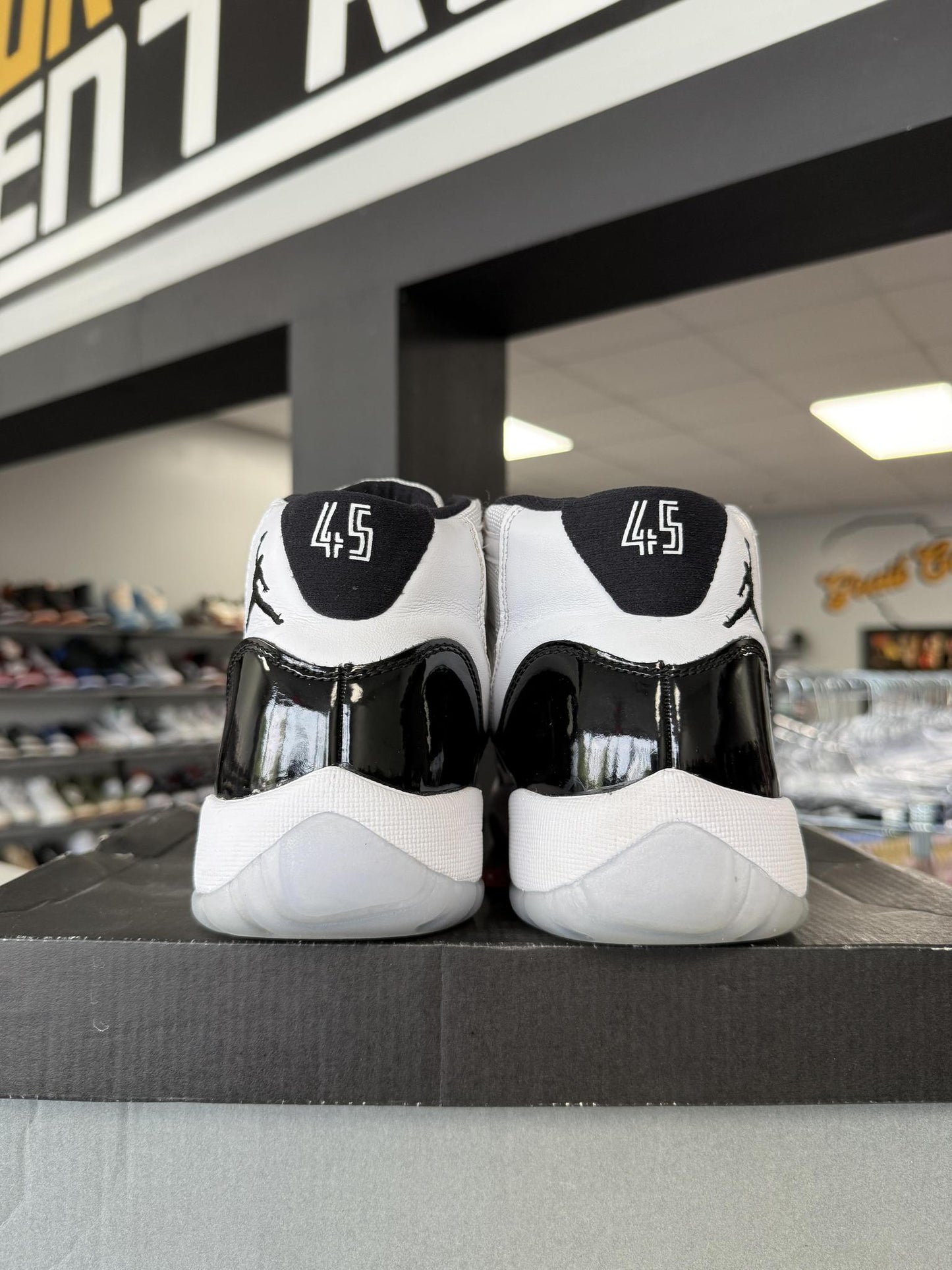 Jordan 11 "Concord" Used Size 7Y/8.5W