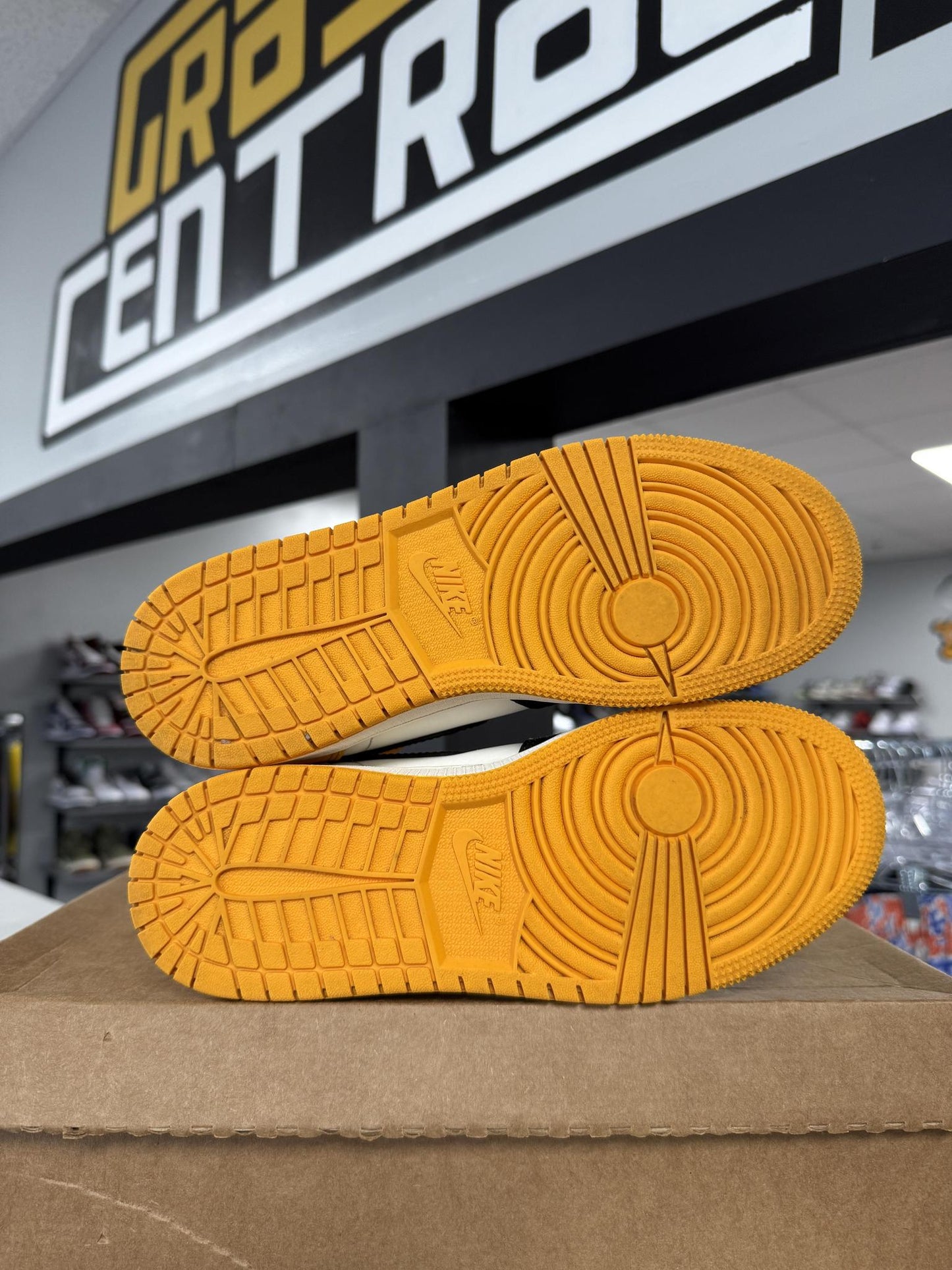 Jordan 1 "Taxi" Used Size 5Y/6.5W