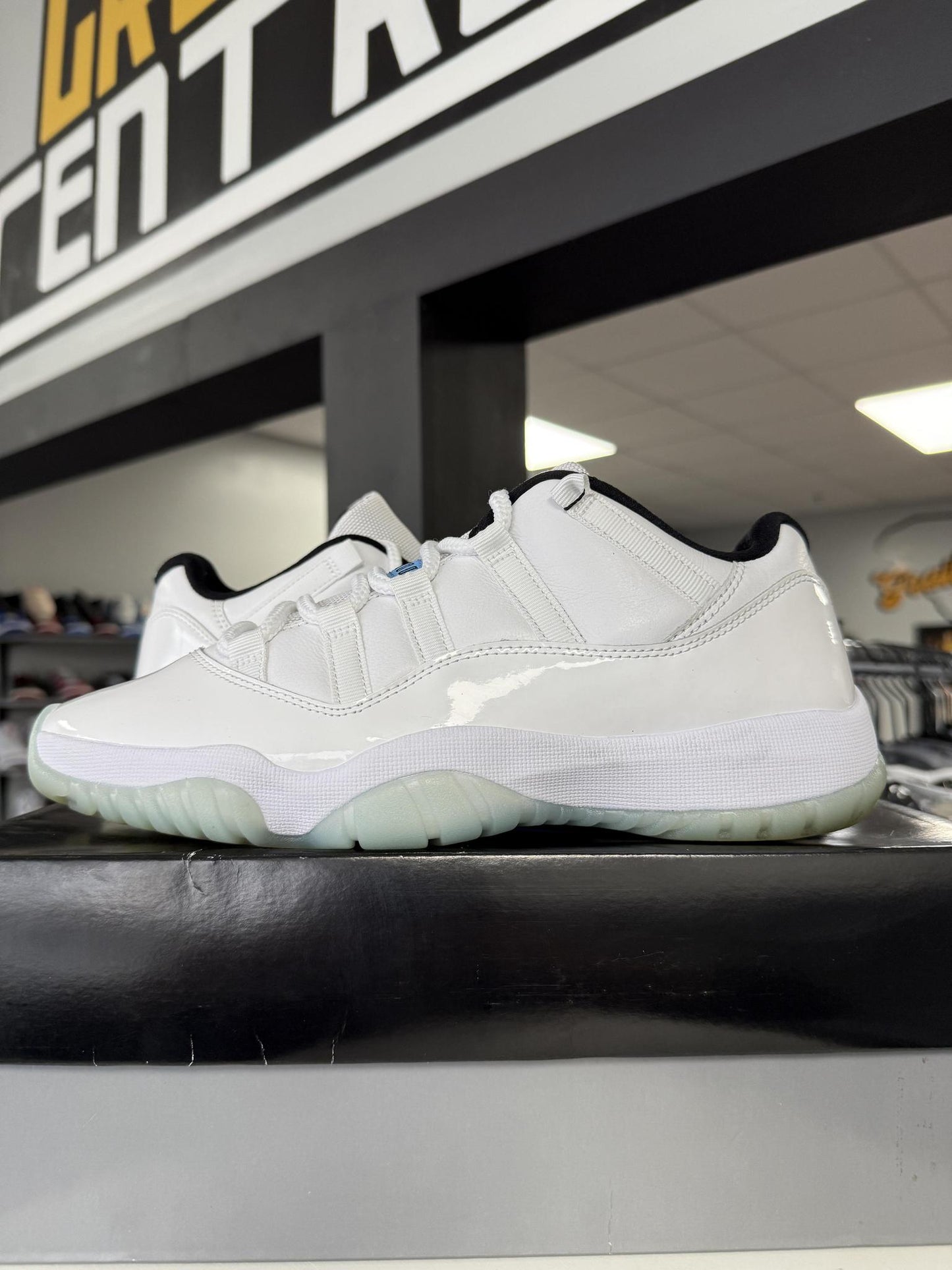 Jordan 11 Low "Legend Blue" Used Size 8