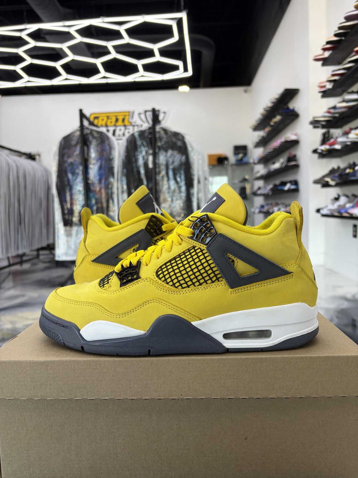Jordan 4 "Lightning" Used Size 9.5