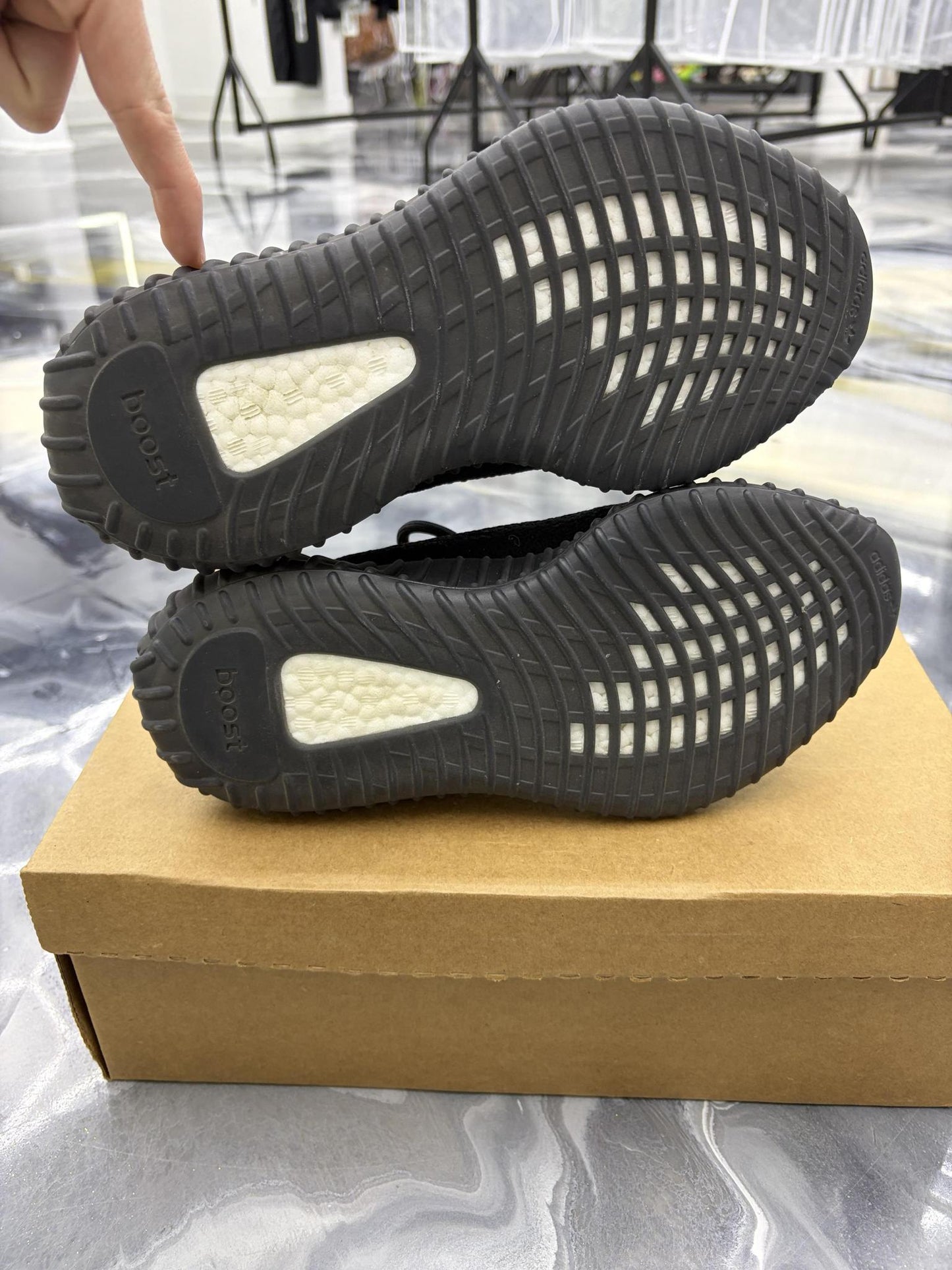 Yeezy 350 "Core Red" Used Size 6.5Y/8W