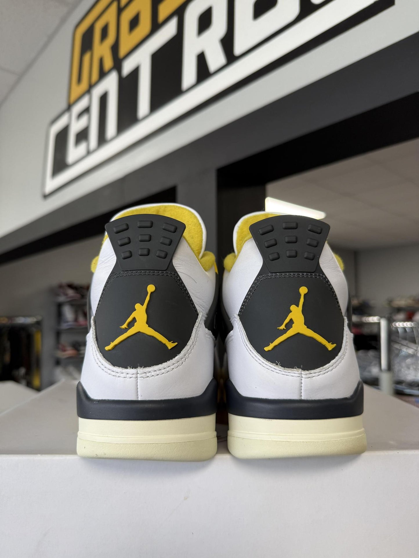 Jordan 4 "Vivid Sulfur" Used Size 10.5