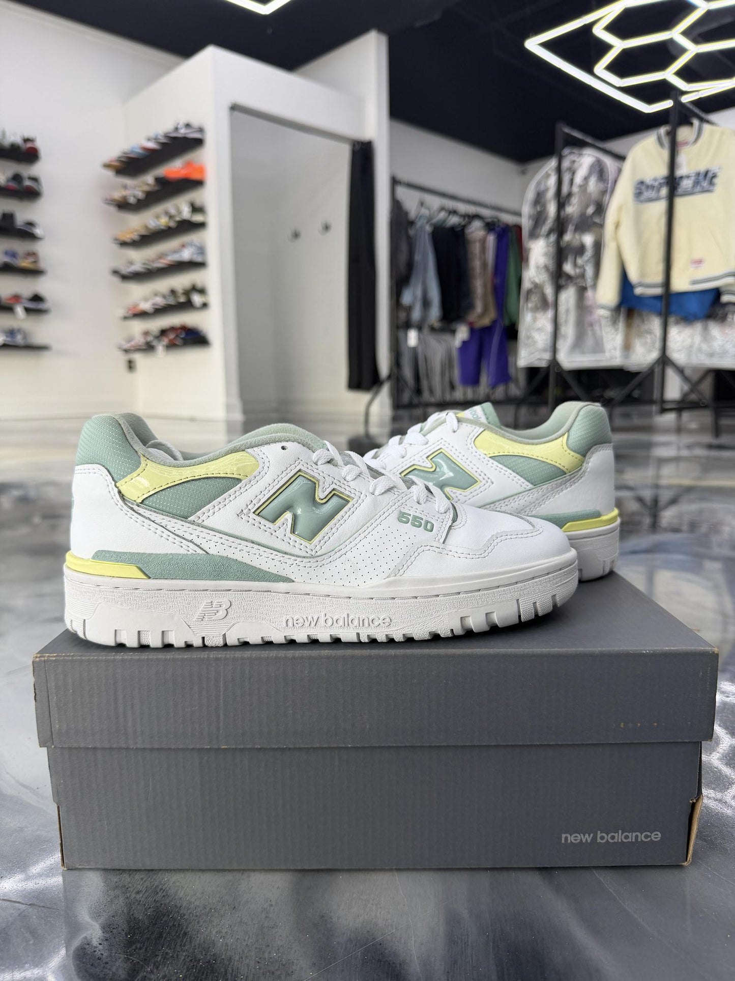 New Balance 550 "White Green" Size 7Y/8.5W