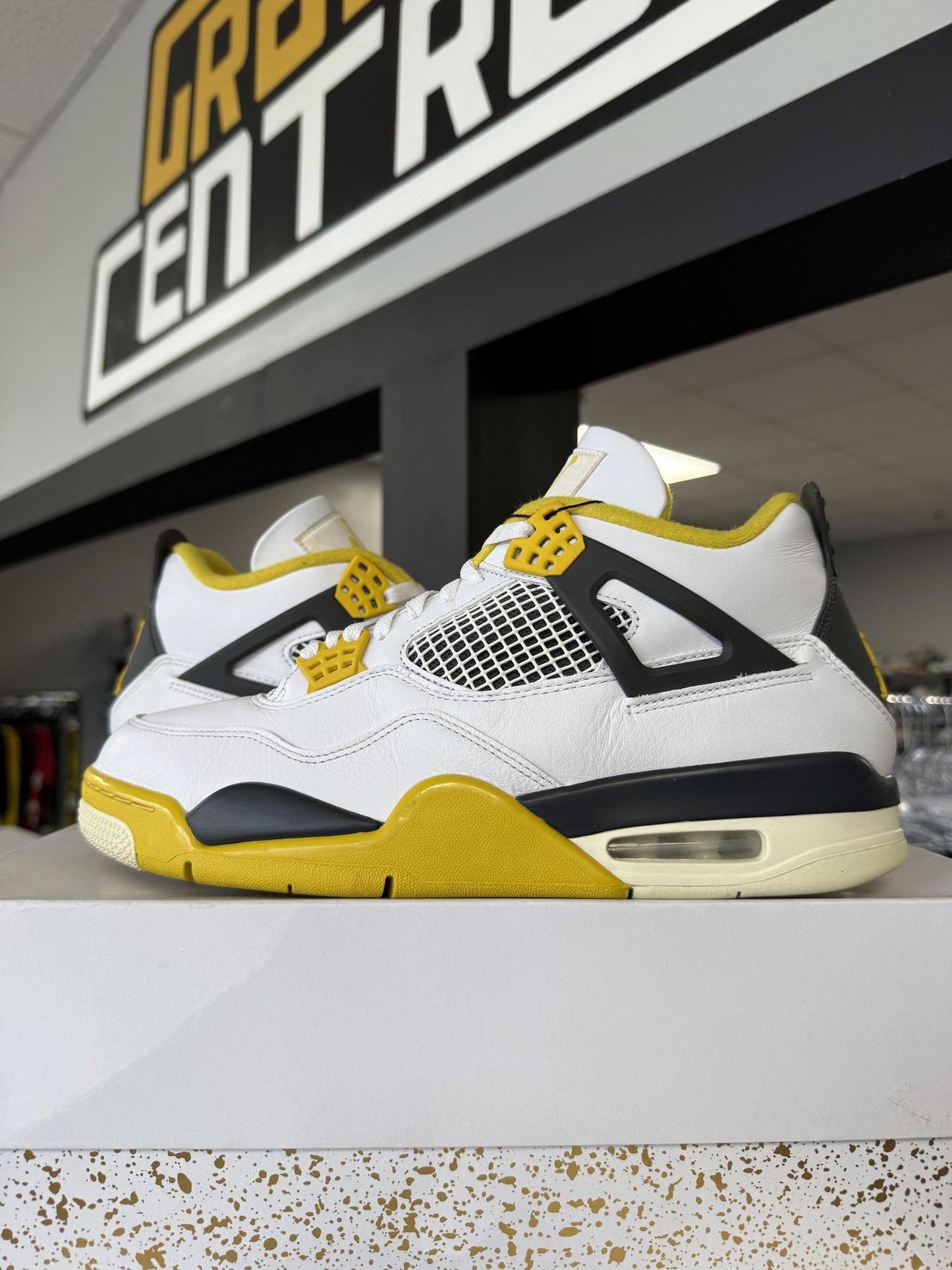 Jordan 4 "Vivid Sulfur" Used Size 10.5