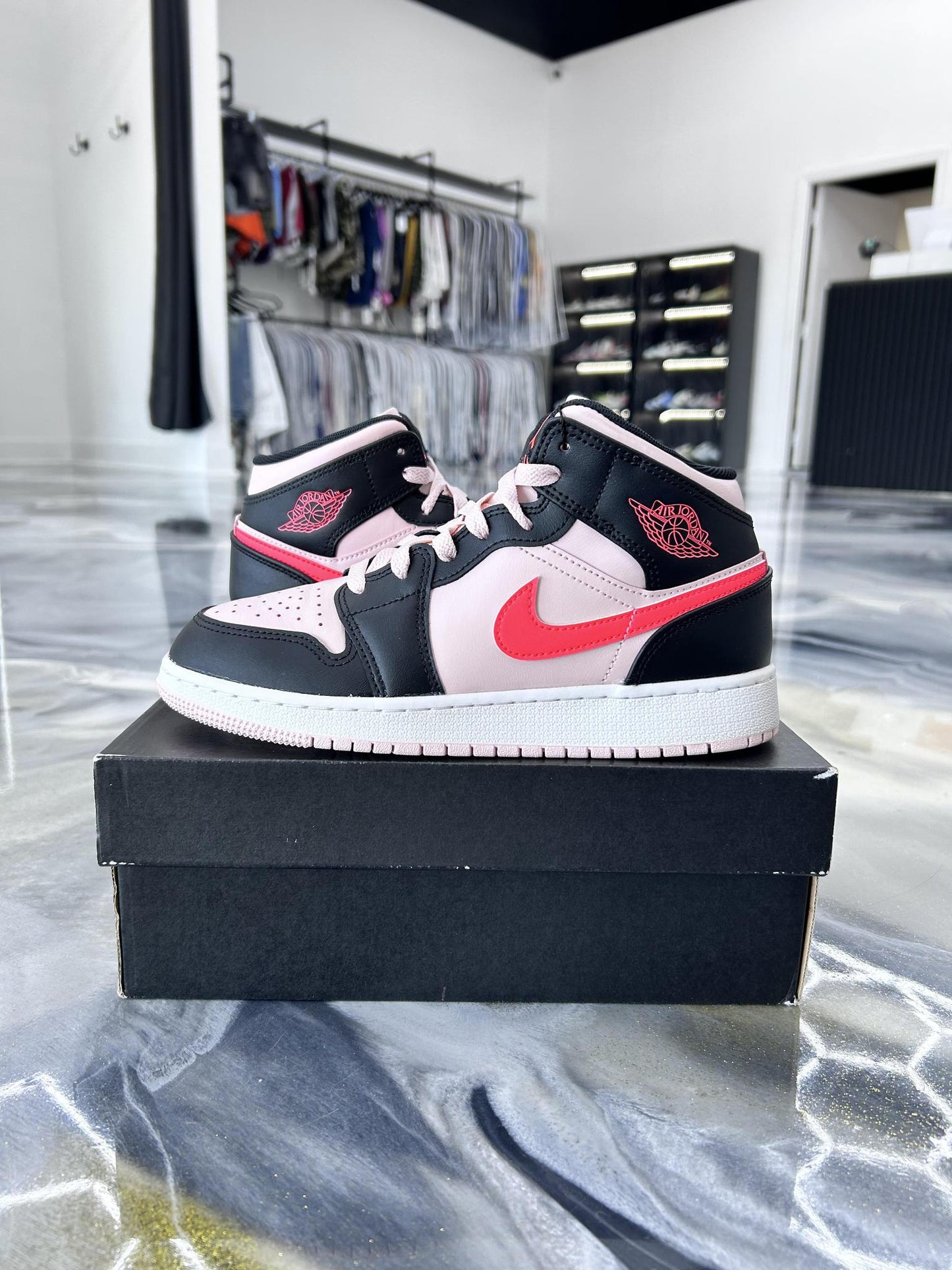 Jordan 1 Mid "Atmosphere" Used Size 5Y/6.5W