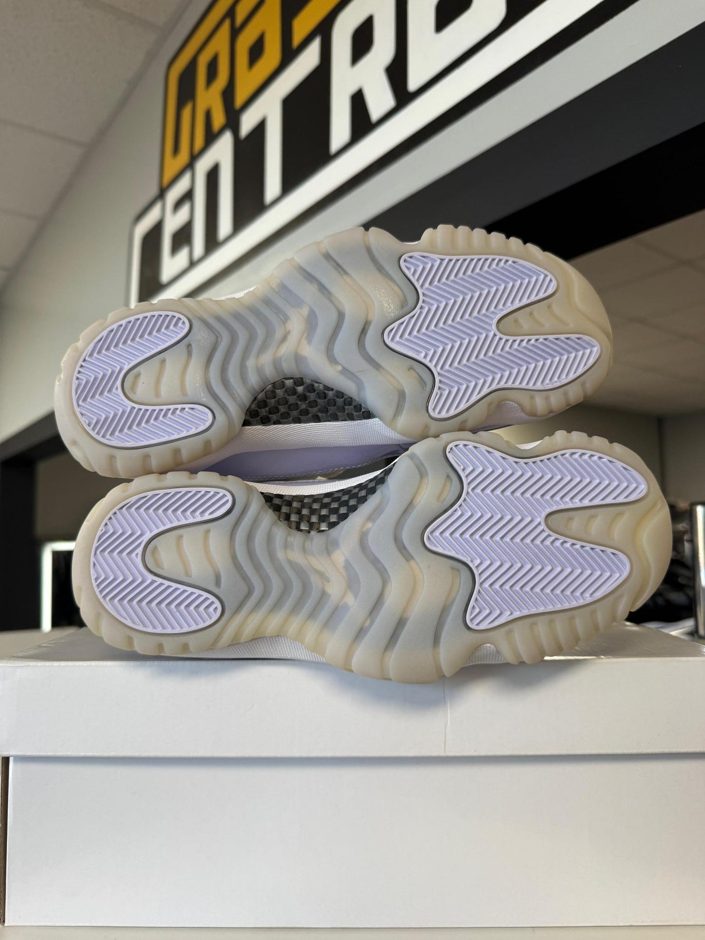 Jordan 11 Low "Pure Violet" Used Size 7Y/8.5W