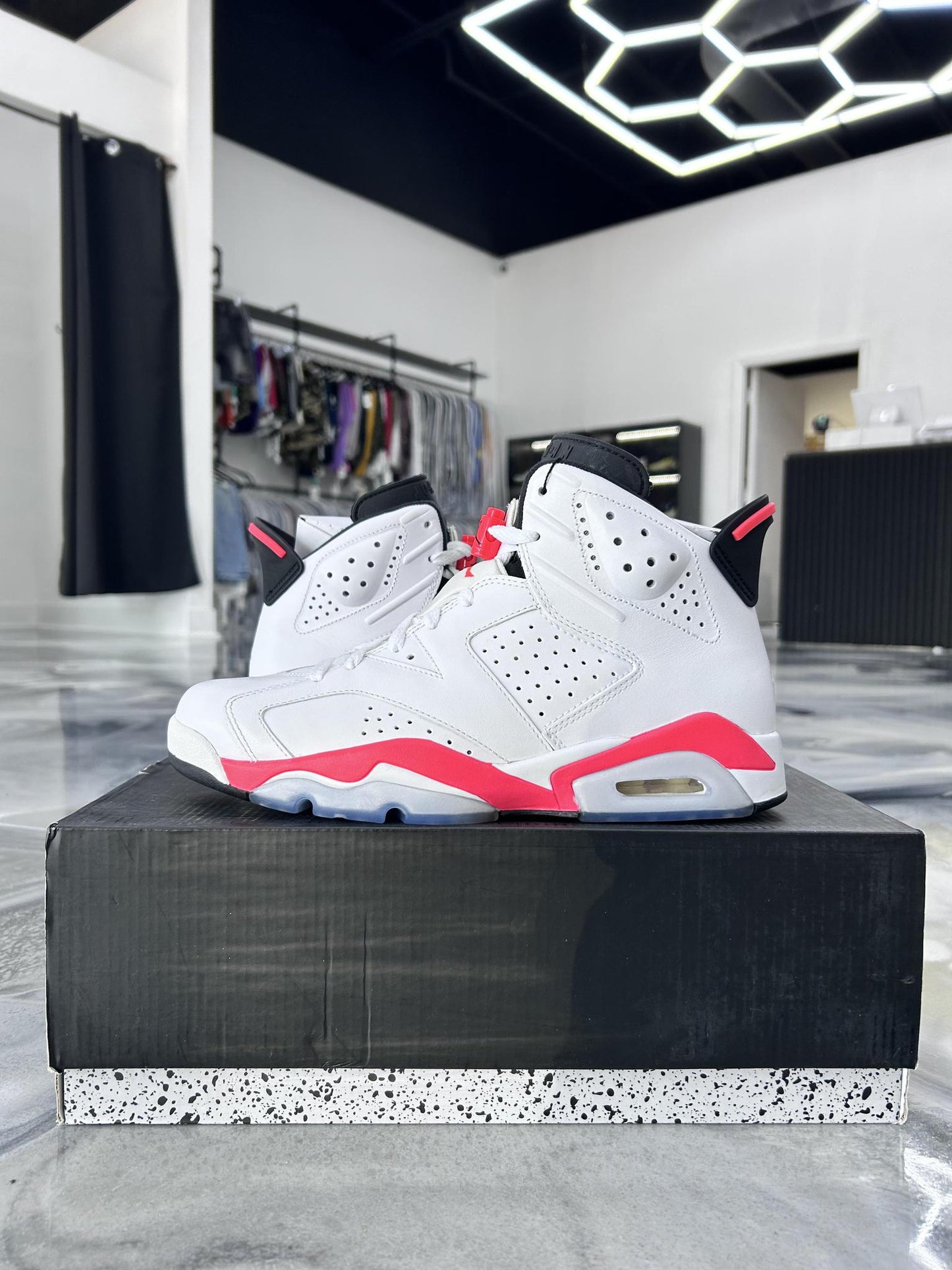 Jordan 6 "White Infrared" Used Size 8