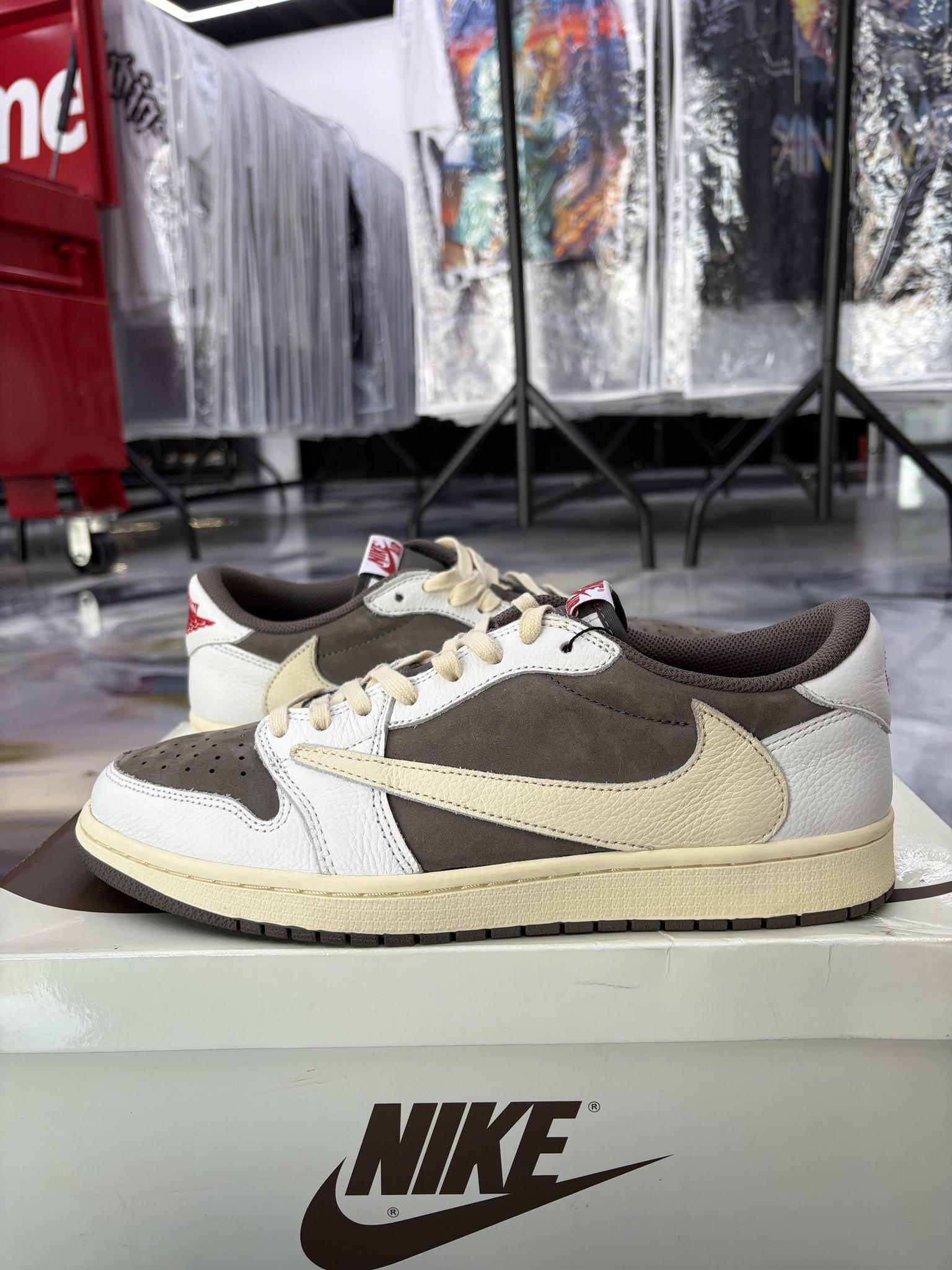 Jordan 1 Low X Travis Scott 