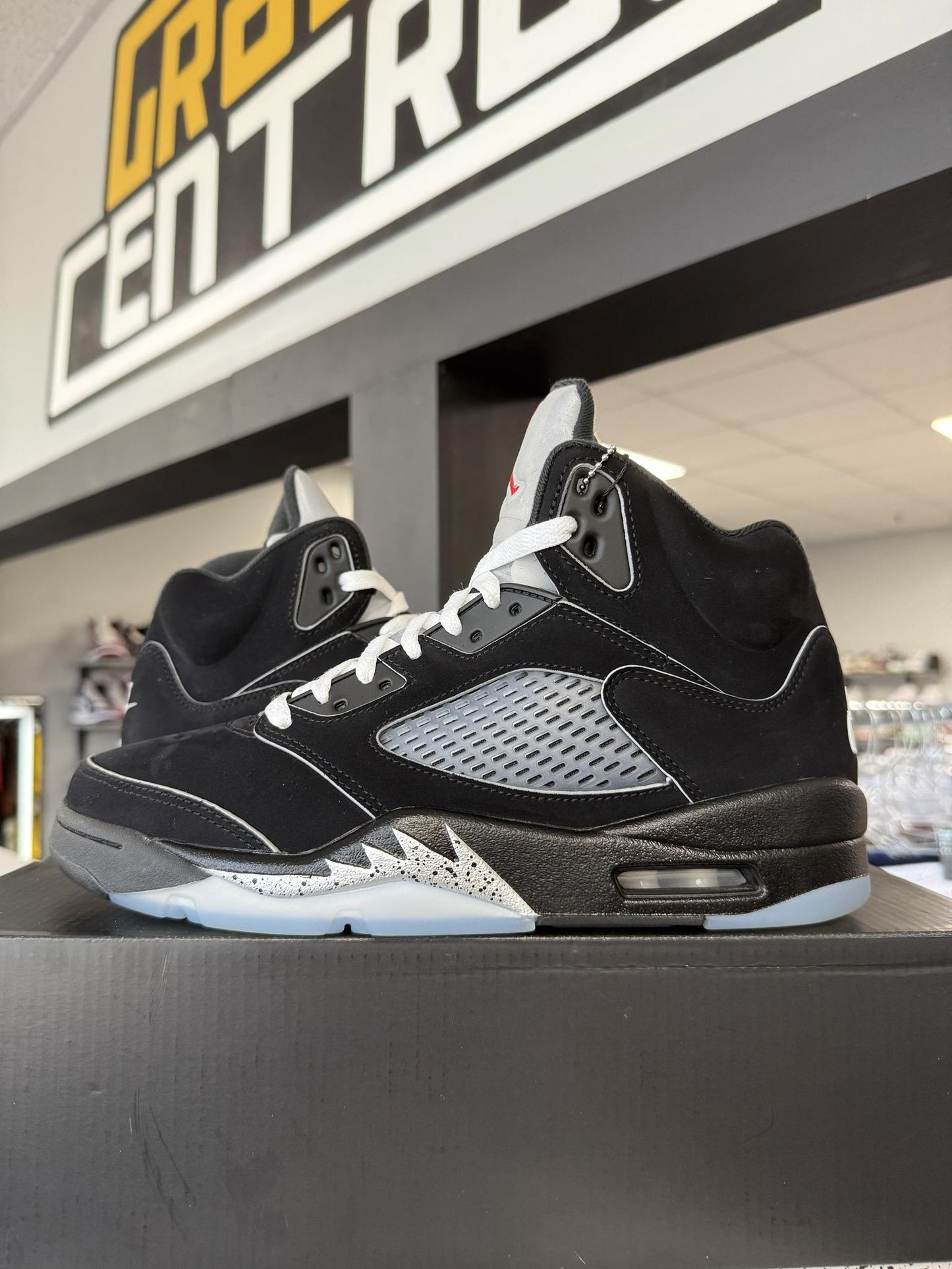 Jordan 5 "Metallic Reimagined" Used Size 9