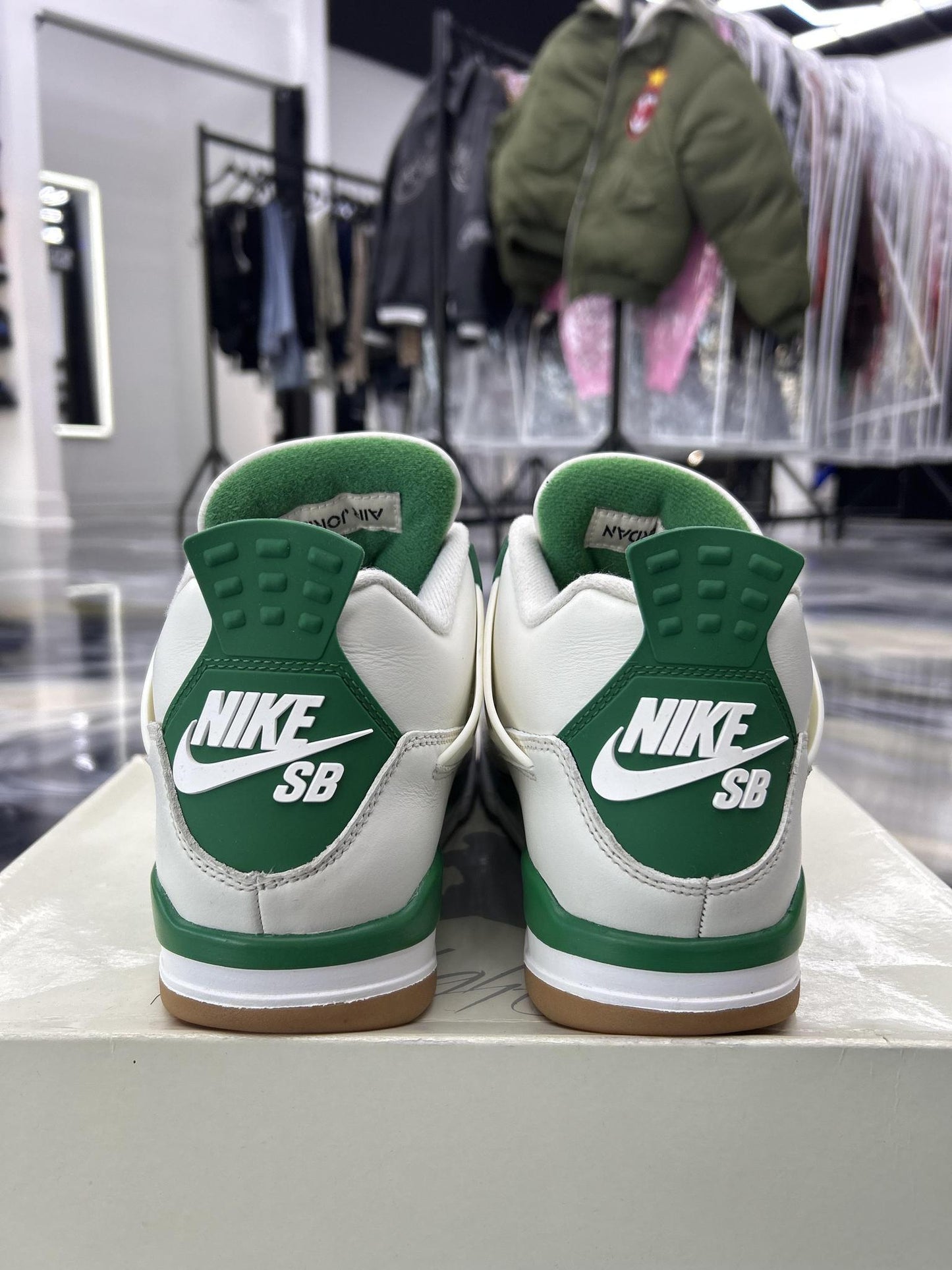 Jordan 4 SB "Pine Green" Used Size 8.5