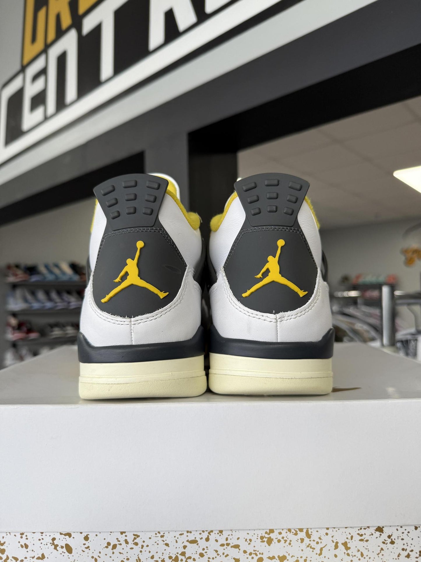 Jordan 4 "Vivid Sulfur" Used Size 10.5