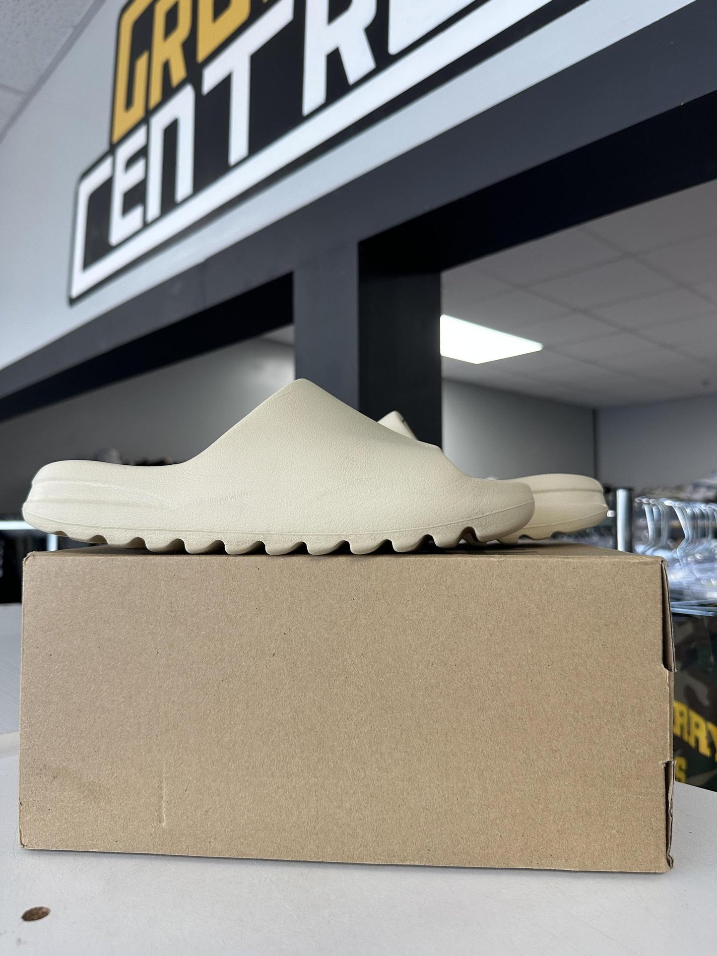Yeezy Slide "Bone" Used Size 8