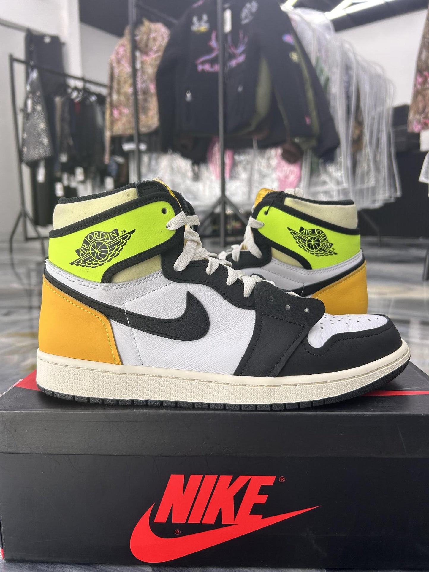 Jordan 1 "Volt University Gold" Used Size 9