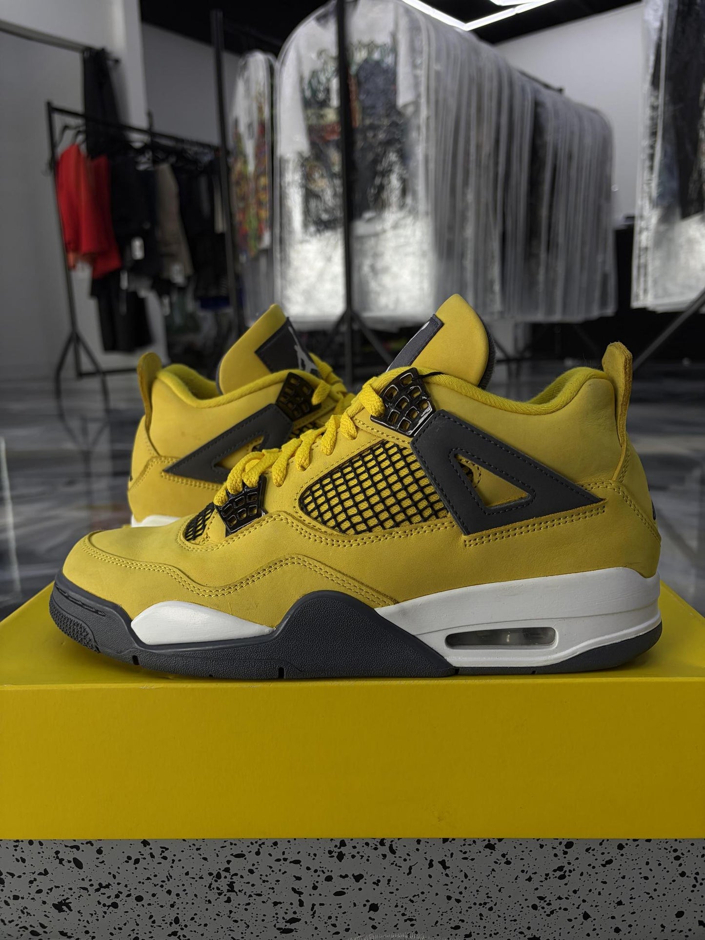 Jordan 4 "Lightning" Used Size 9.5