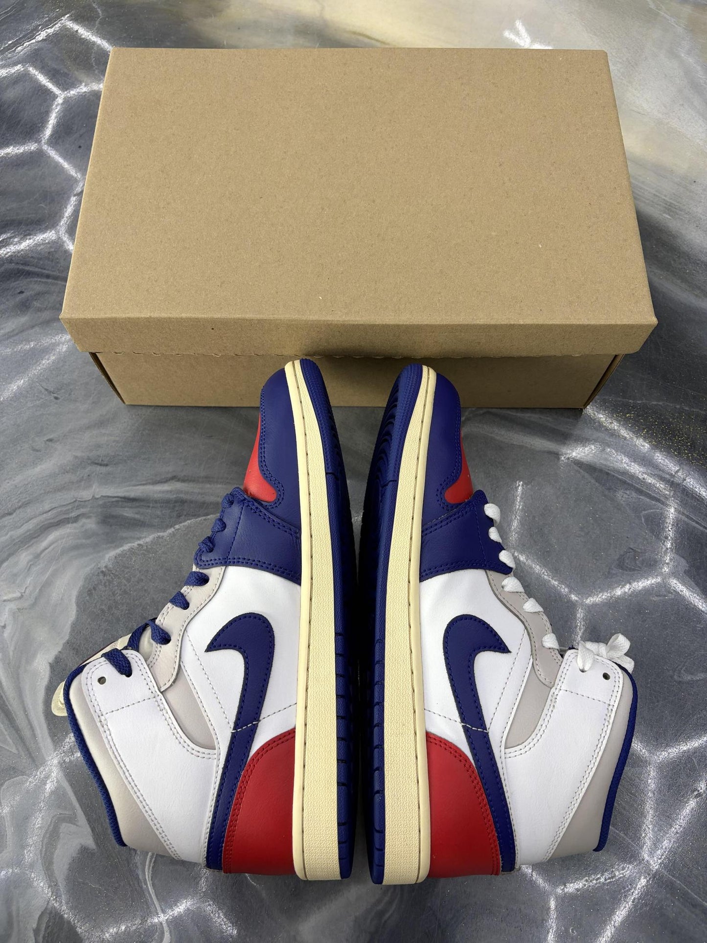 Jordan 1 Mid "Rare Air" Used Size 10