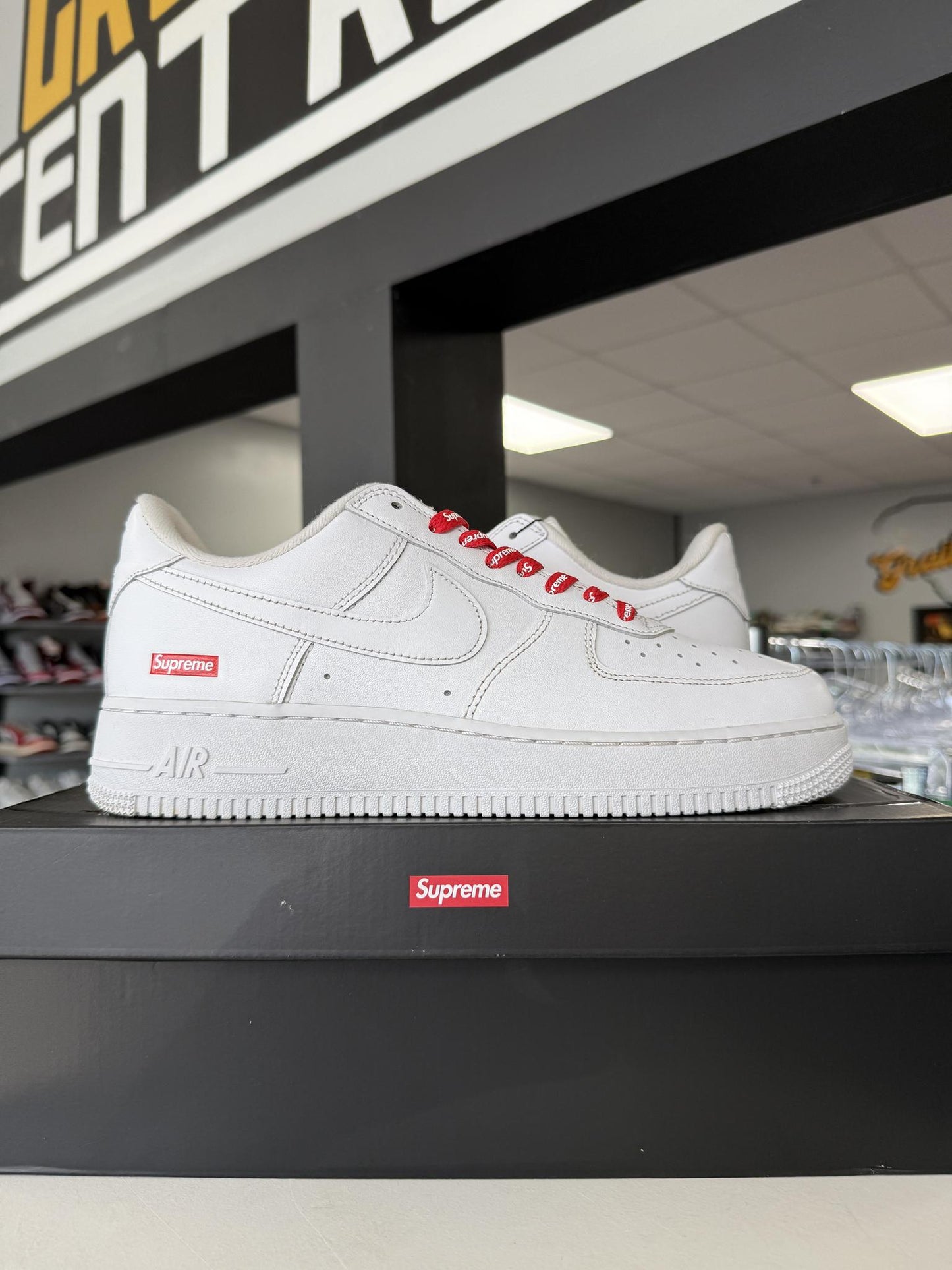 Nike Supreme Air Force One Low "White" Used Size 9