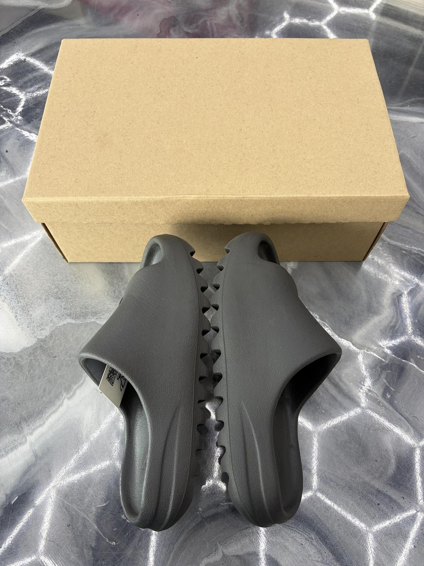 Yeezy Slide "Onyx" Used Size 5Y/6.5W
